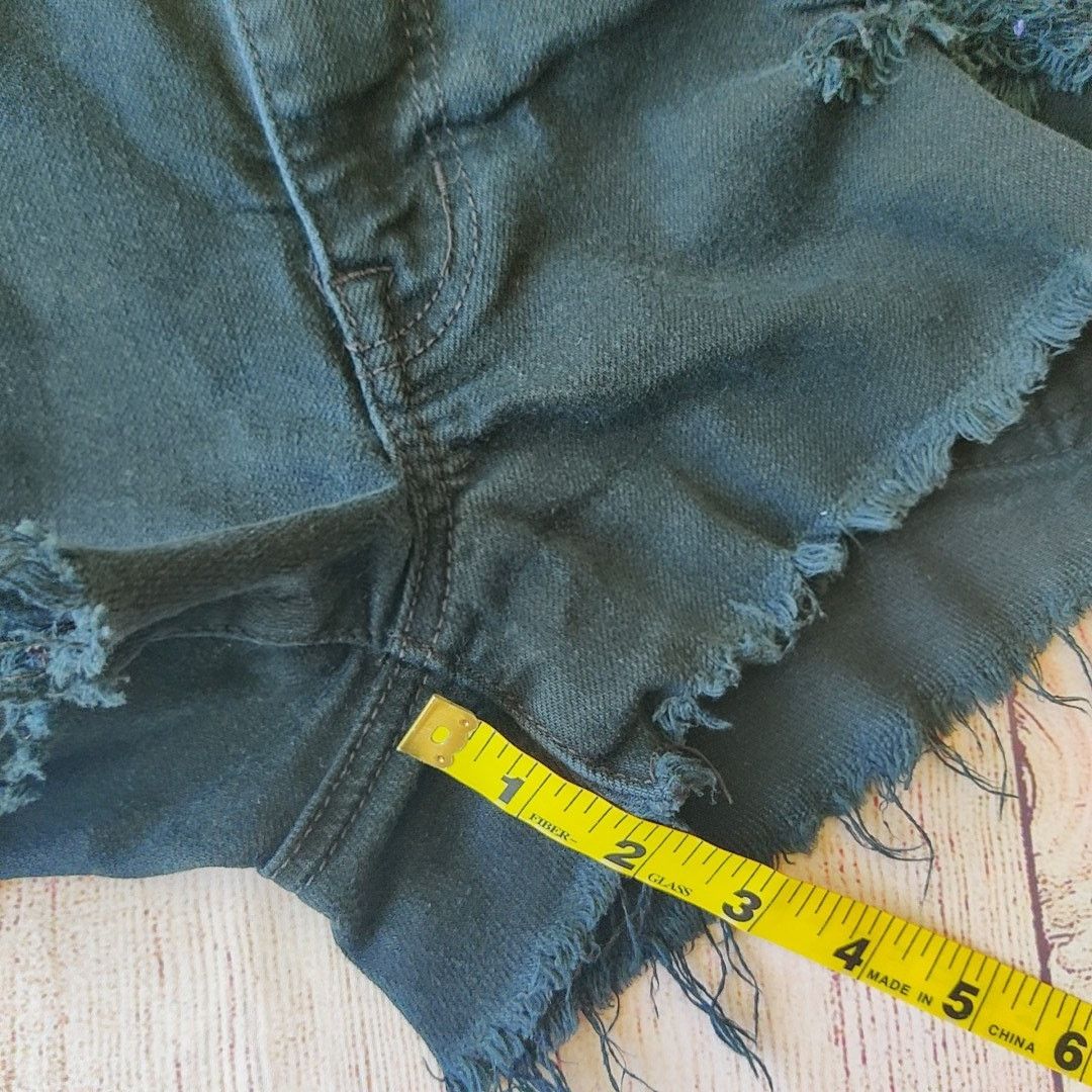 American Eagle Outfitters Distressed hi-rise festival denim shorts sz 2 Size 26" / US 2 / IT 38 - 4 Thumbnail