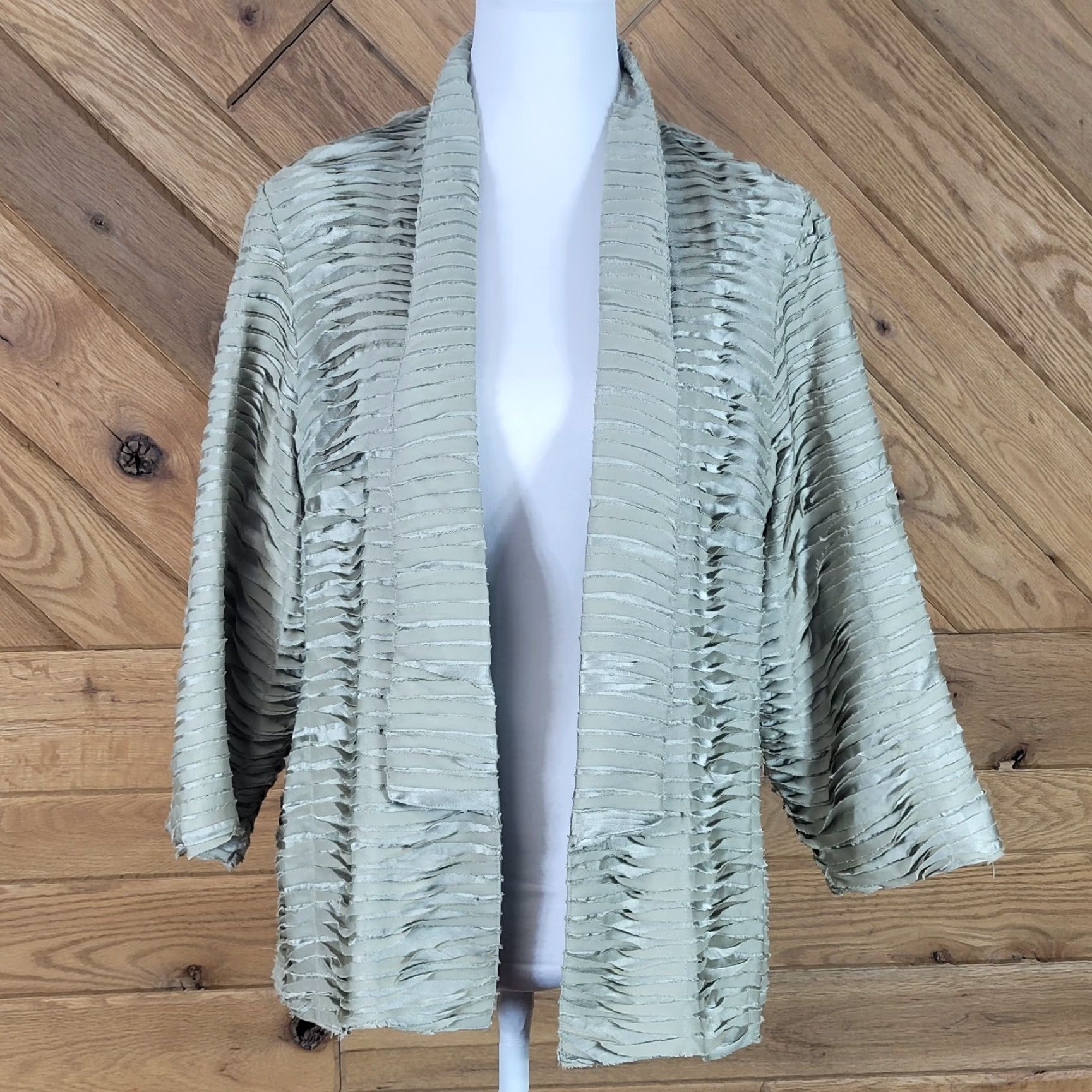 Vintage Chico's Cardigan Sweater Open Front Long Sleeve Crinkle Ruffle Silver Gray Size 1 Womens Size XS / US 0-2 / IT 36-38 - 7 Thumbnail