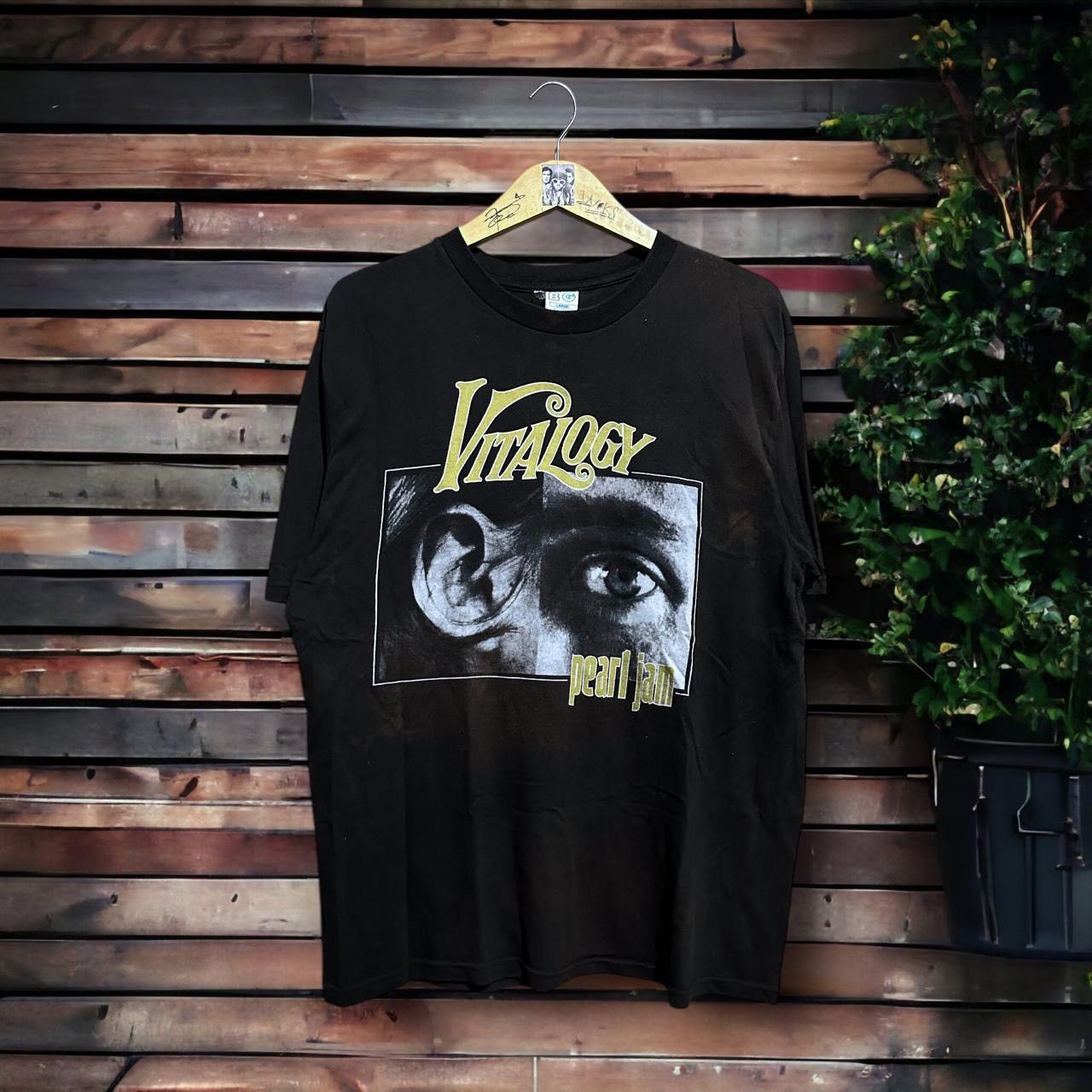 Band Tees × Vintage Vintage 90s Pearl Jam Vitalogy 1994 Band T-Shirt Size US L / EU 52-54 / 3 - 1 Thumbnail