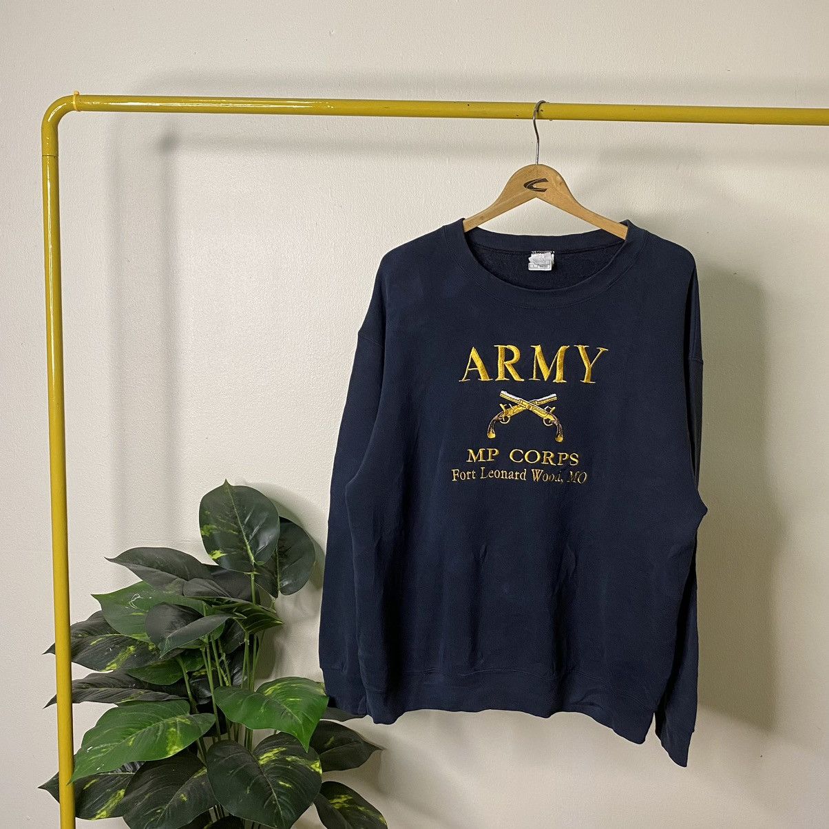 Vintage Vintage 1990s United States Military Police Corps Sweatshirt Size US L / EU 52-54 / 3 - 1 Thumbnail