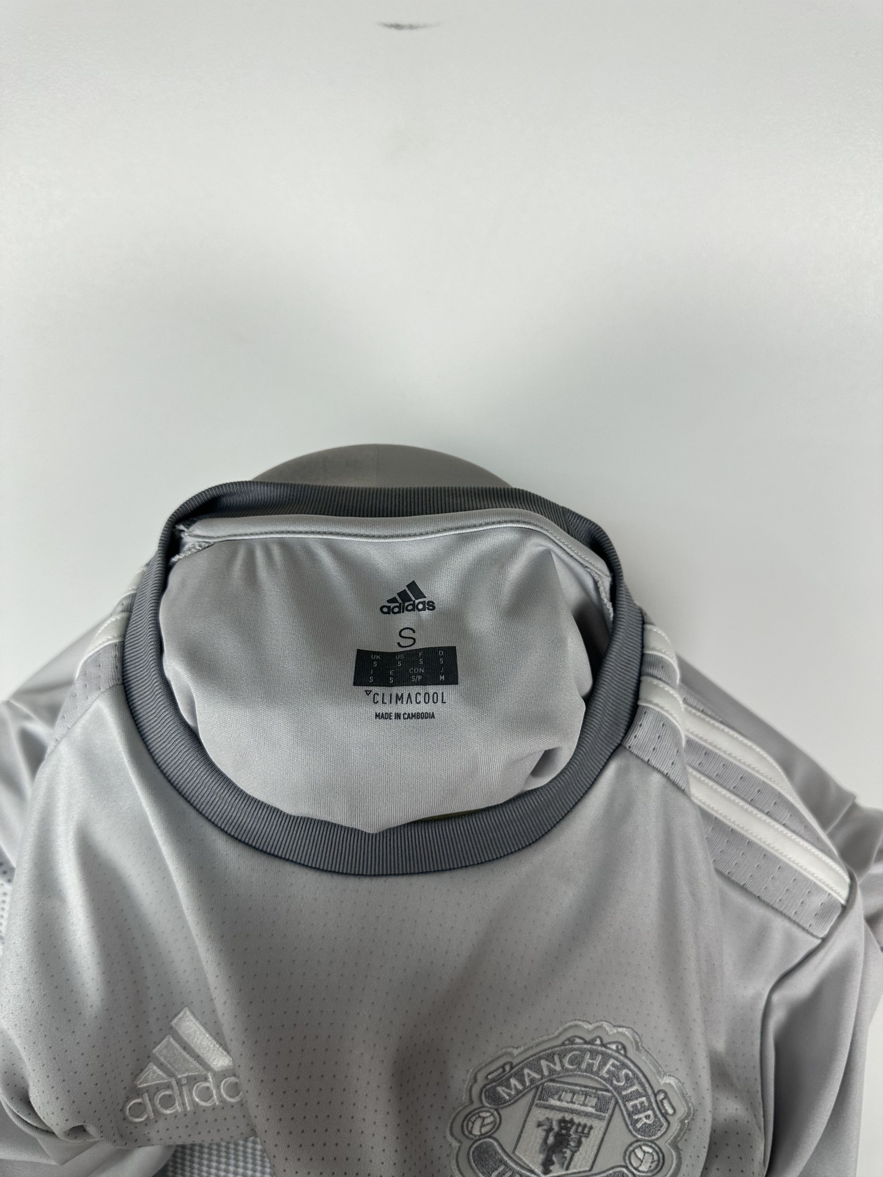 Adidas × Vintage MANCHESTER UNITED 2017 18 THIRD FOOTBALL SHIRT SOCCER JERSEY Size US S / EU 44-46 / 1 - 11 Thumbnail