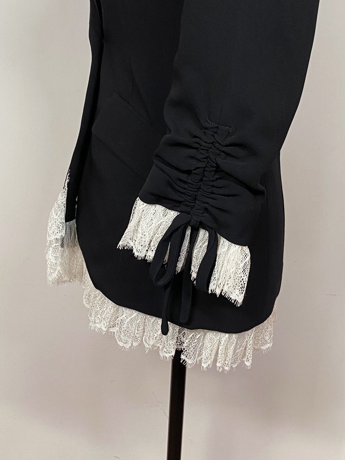 Cinq a Sept Cinq à Sept Crystal Brooch Lace Trimmed Crepe Blazer size 0 Size XS / US 0-2 / IT 36-38 - 12 Thumbnail