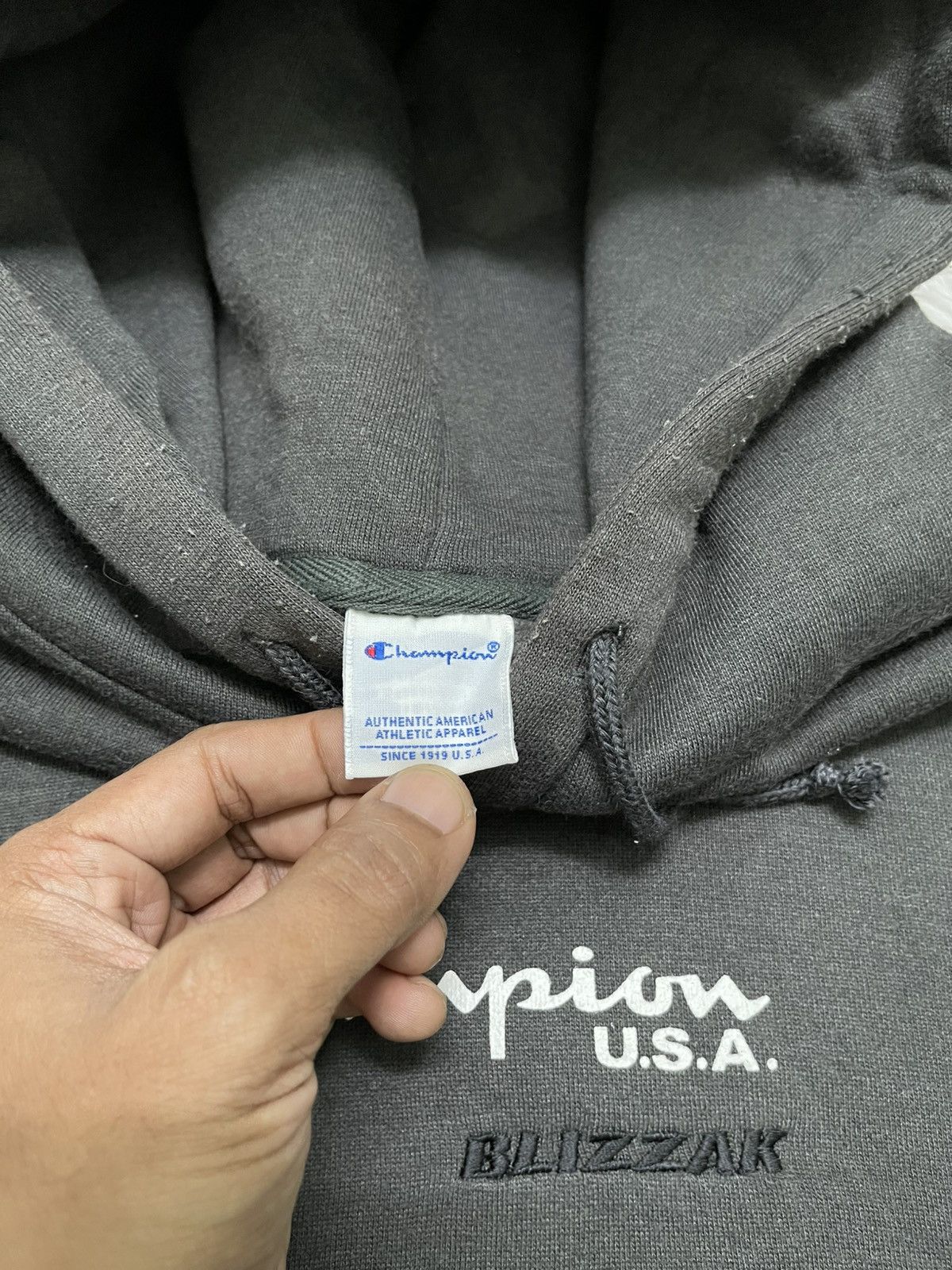 Champion 2000s CHAMPION BLIZZARD EMBROIDERY HOODIE NICELY FADED Size US L / EU 52-54 / 3 - 7 Thumbnail