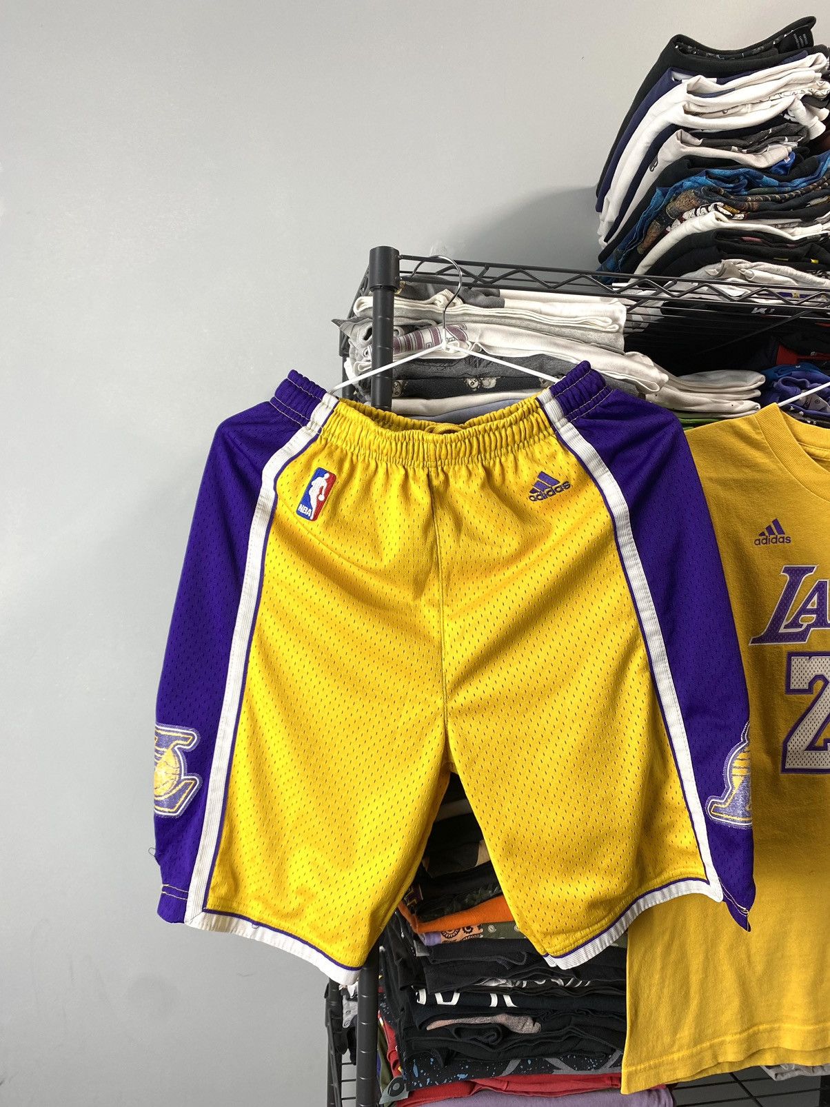 Adidas Vintage Bryant Adidas Lakers NBA Shorts T Shirt Jersey Size US S / EU 44-46 / 1 - 7 Thumbnail