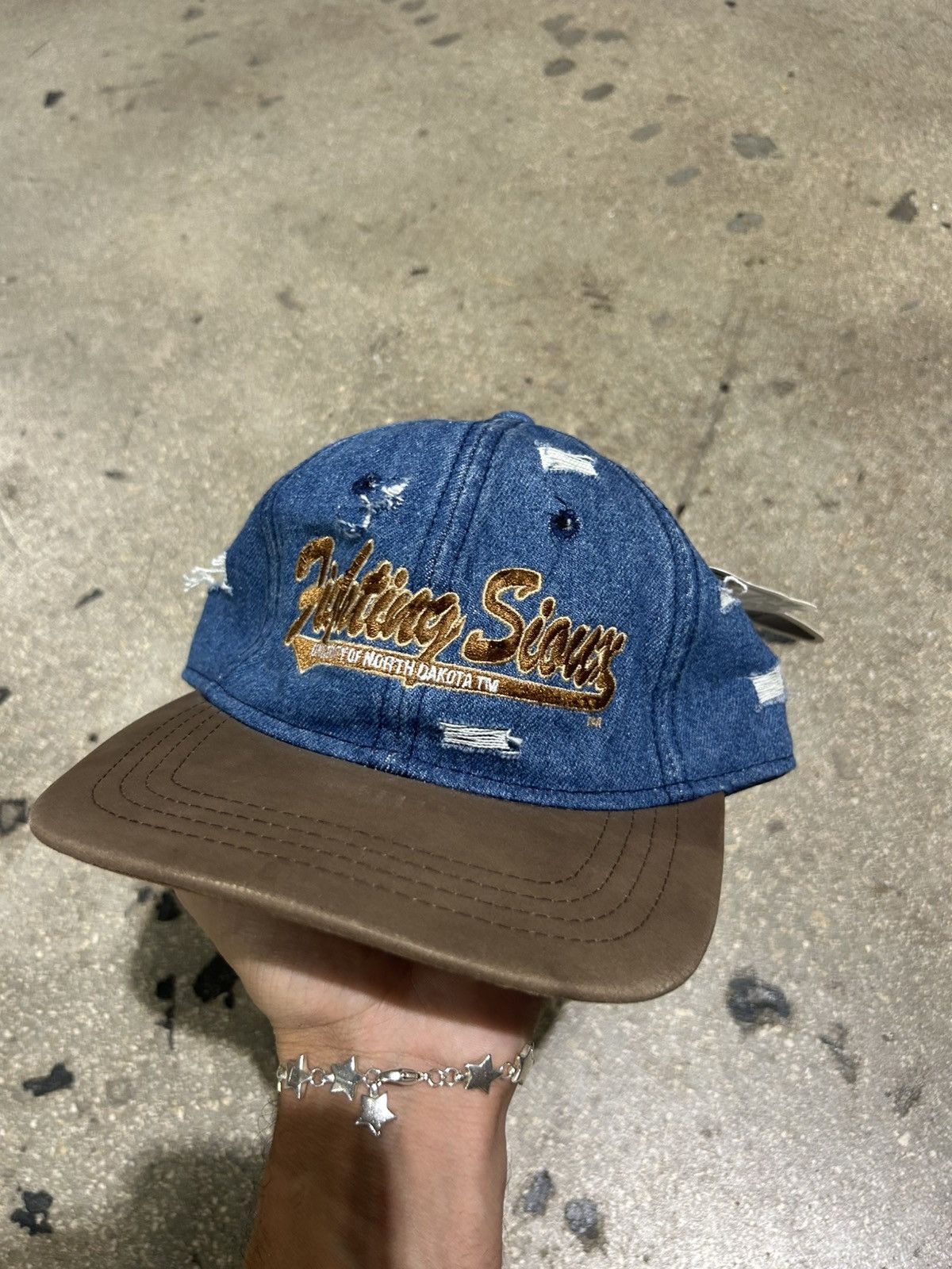 Vintage University Of North Dakota Fighting Sioux Denim Hat Size ONE SIZE - 1 Thumbnail