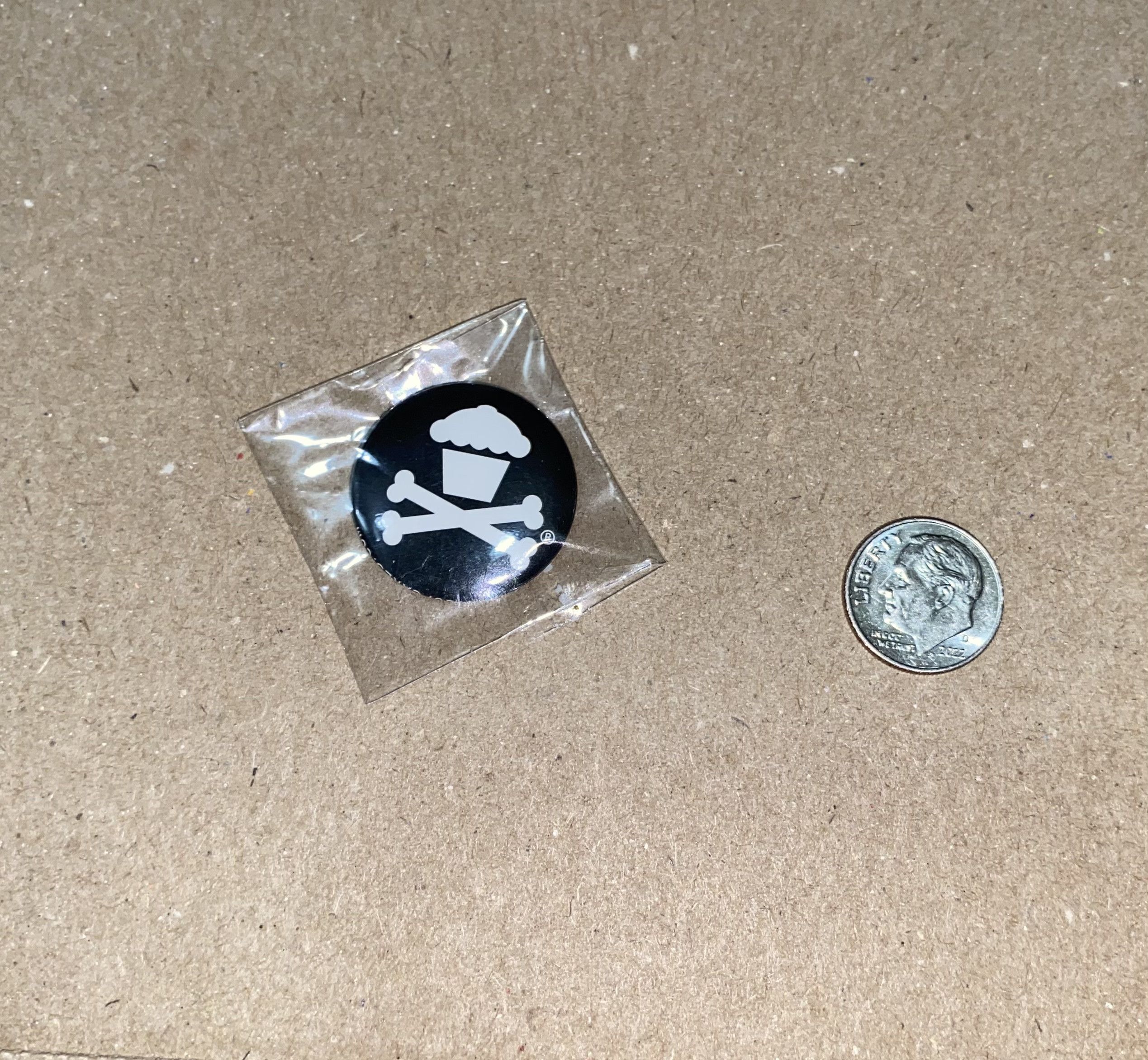 Johnny Cupcakes × Vintage Johnny Cupcakes Button Pin Hat Shirt Jacket Cross Bones HUF Size ONE SIZE - 4 Thumbnail