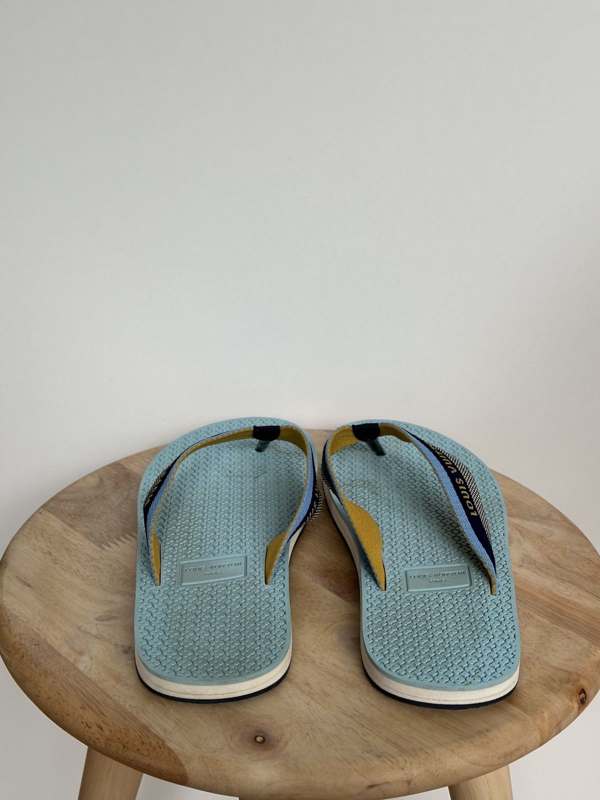Designer × Louis Vuitton Louis Vuitton blue rubber flip flops thongs spellout Size US 7 / EU 40 - 4 Thumbnail