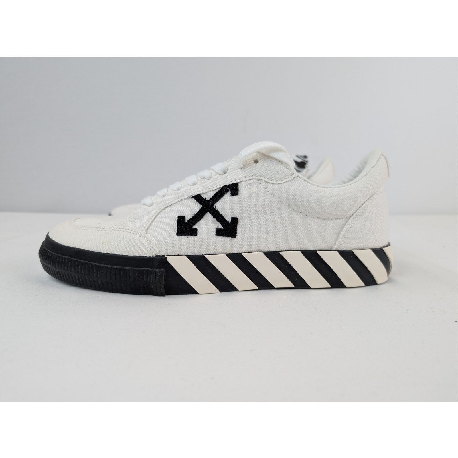 Off-White o1rshd1 Low Vulcanized Canvas Sneakers in White / Black Size US 12 / EU 45 - 10 Thumbnail