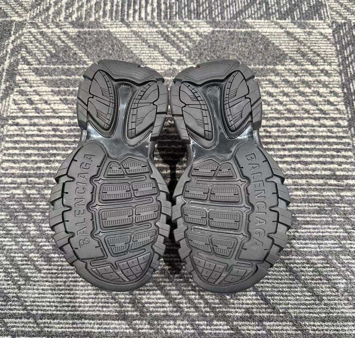 Balenciaga Balenciaga Track 2.0 Beach Sandals J42 Size US 7 / IT 37 - 6 Thumbnail