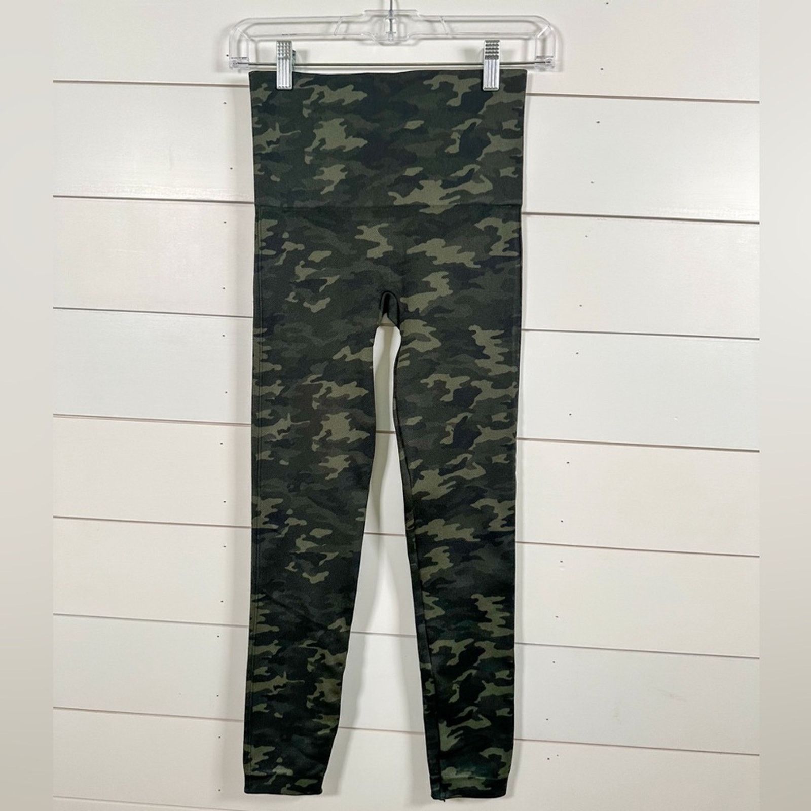 Spanx Spanx Seamless Dark Green Camo Leggings Medium, MSRP $68 Size 30" / US 8 / IT 44 - 8 Thumbnail