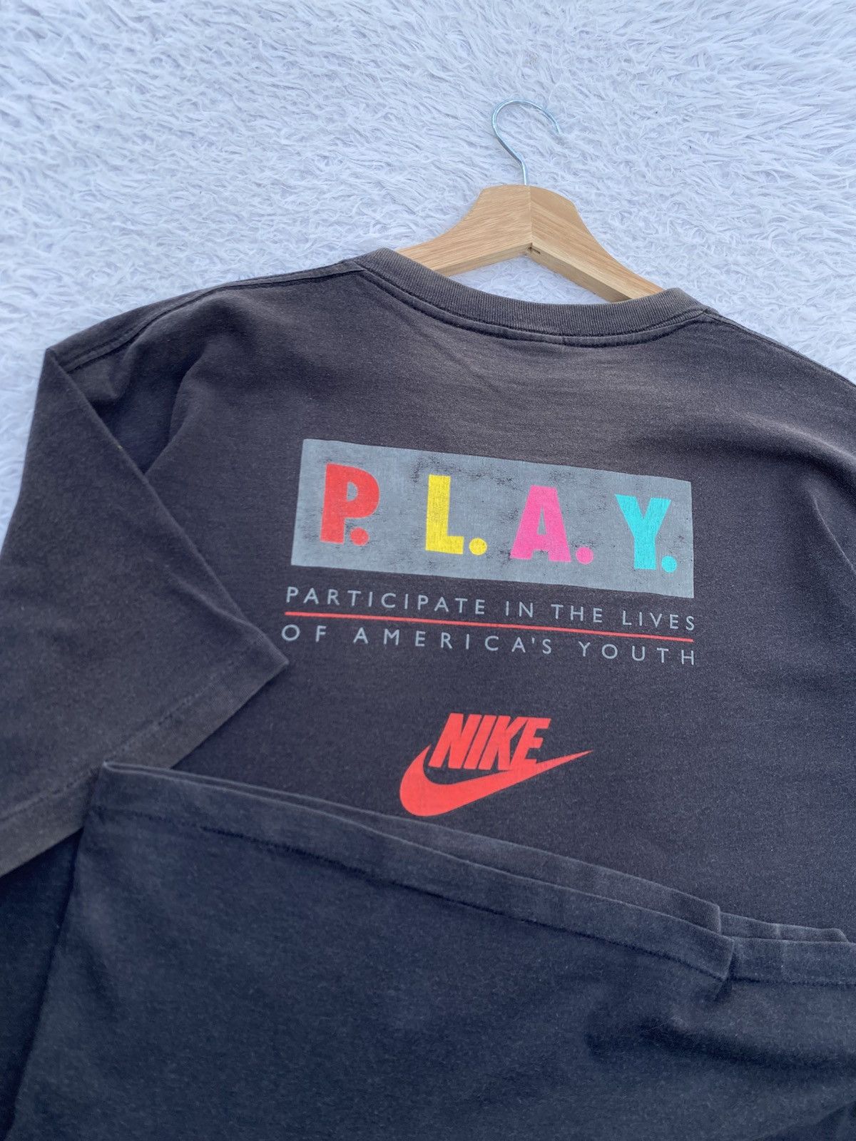 Nike Rare Vintage 90s NIKE Swoosh Logo Tshirt Size US L / EU 52-54 / 3 - 8 Thumbnail