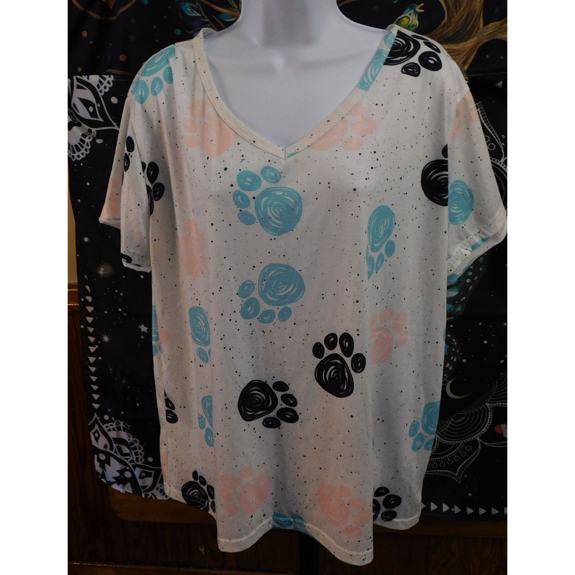 Other Pastel Paw Print Tee With 90s Style Graphic Design Size 3XL / US 20-22 - 1 Thumbnail