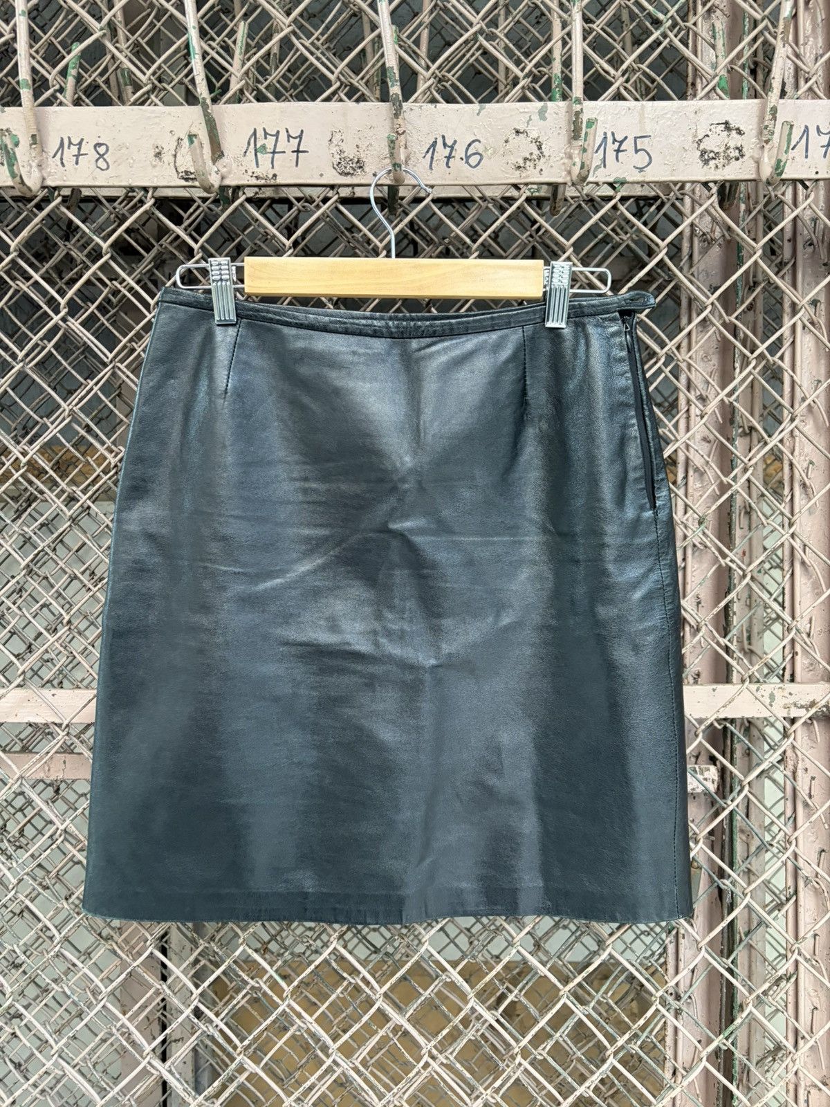 Helmut Lang Helmut Lang leather skirt 1999 Size 30" / US 8 / IT 44 - 1 Thumbnail