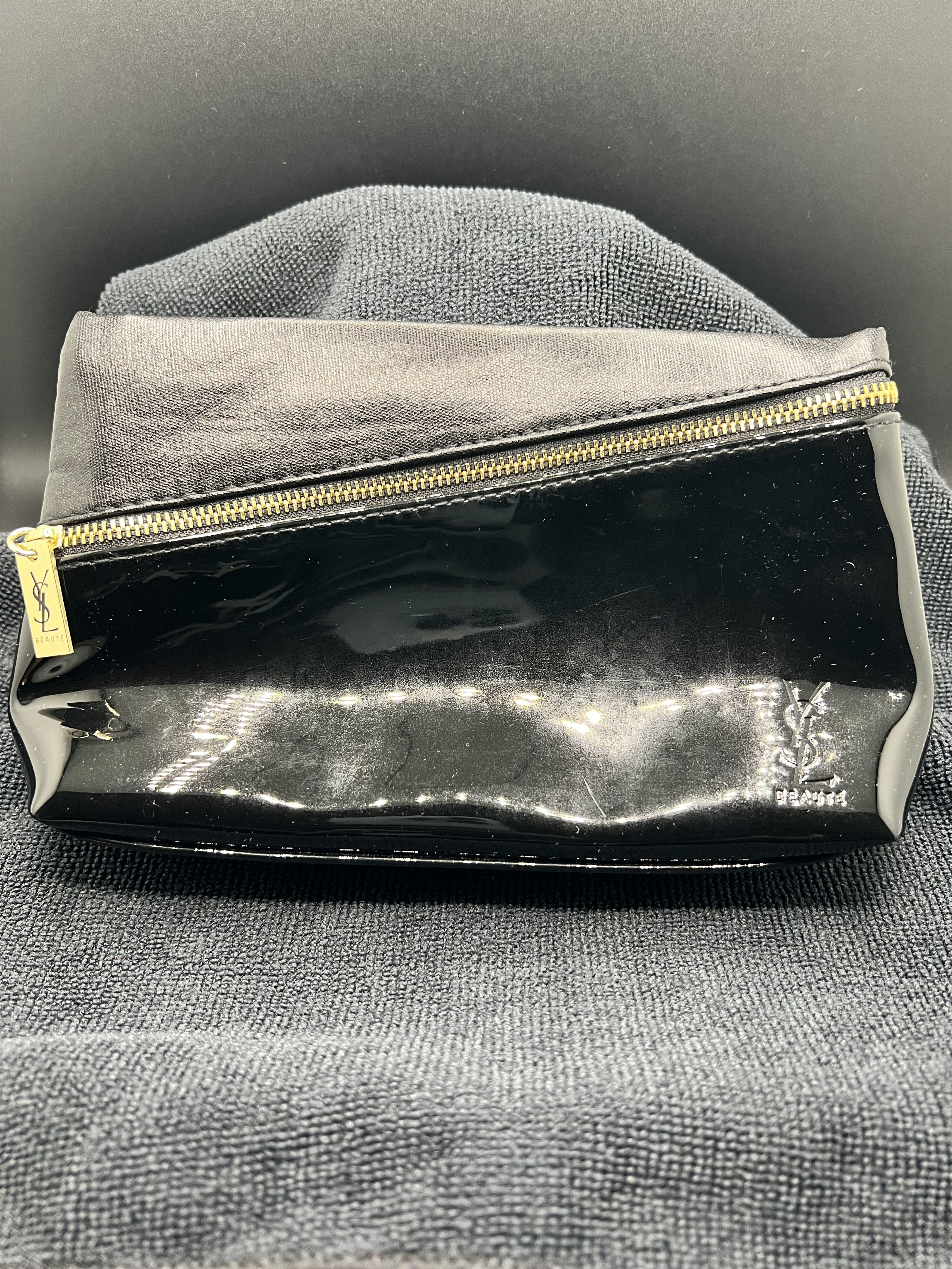 Yves Saint Laurent PRE OWNED YVES SAINT LAURENT BEAUTE PATENT ZIPPER POUCH Size ONE SIZE - 1 Thumbnail