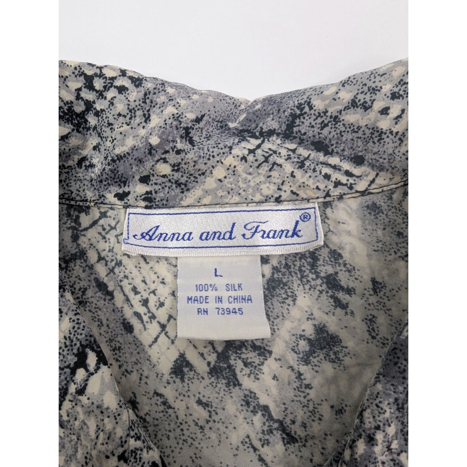 Skin Anna & Frank Shirt Blouse Silk Knit Animal Print Gray L Womens Short Sleeve Collared Button Loop Vintage 90s Size L / US 10 / IT 46 - 7 Thumbnail