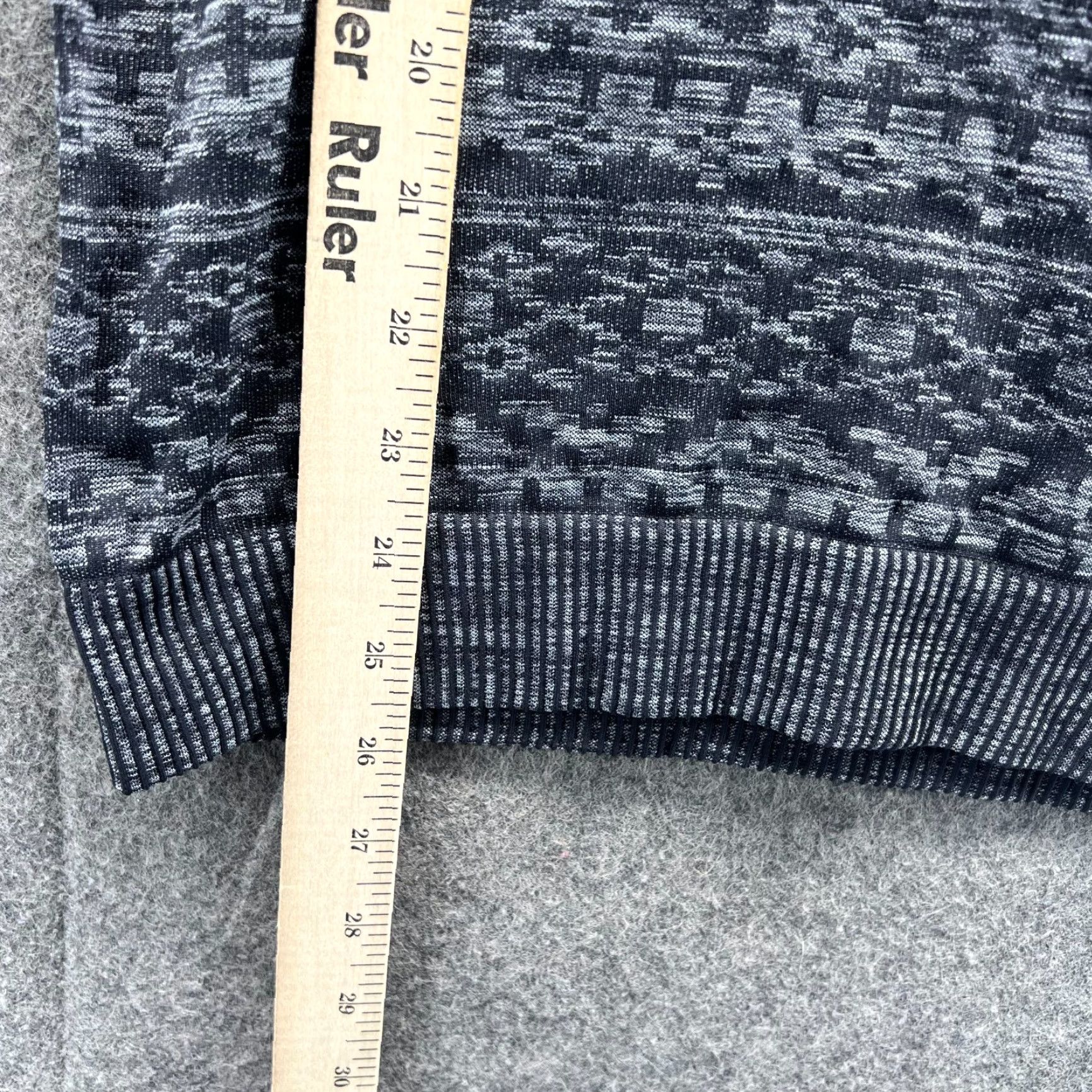 Lululemon Lululemon Shirt Women 0 Gray Black Geometric Fair Isle Thumbholes Aztec Print Shirt Long Sleeve Nike Shirt Size XS / US 0-2 / IT 36-38 - 3 Thumbnail