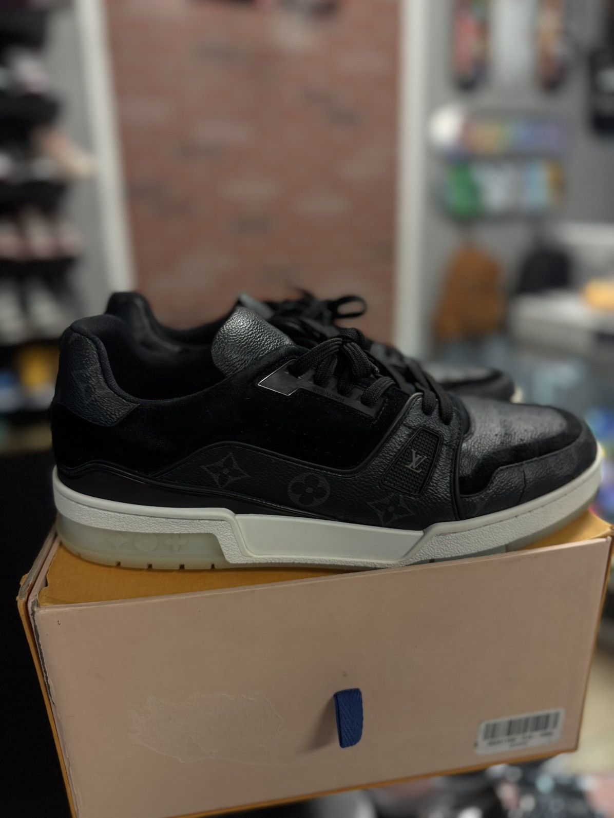 Louis Vuitton Louis Vuitton Black Low Top Trainer 8.5LV/9.5US $1260 Size US 9.5 / EU 42-43 - 17 Thumbnail