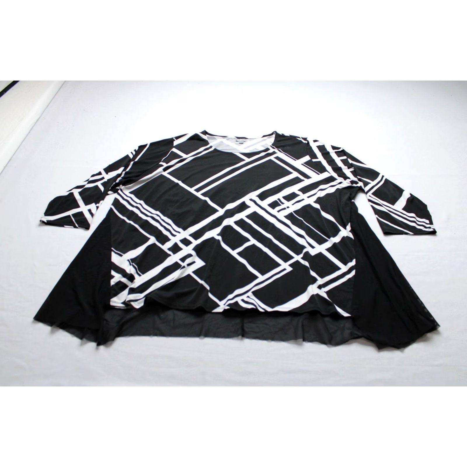 Avenue VIP Knits by Avenue Women's Geometric Print Tunic Top MS7 Black Size 26/28 Shirt Womens Tunic Black Geometric Print MS7 26/28 Size 4XL / US 24-26 - 2 Thumbnail
