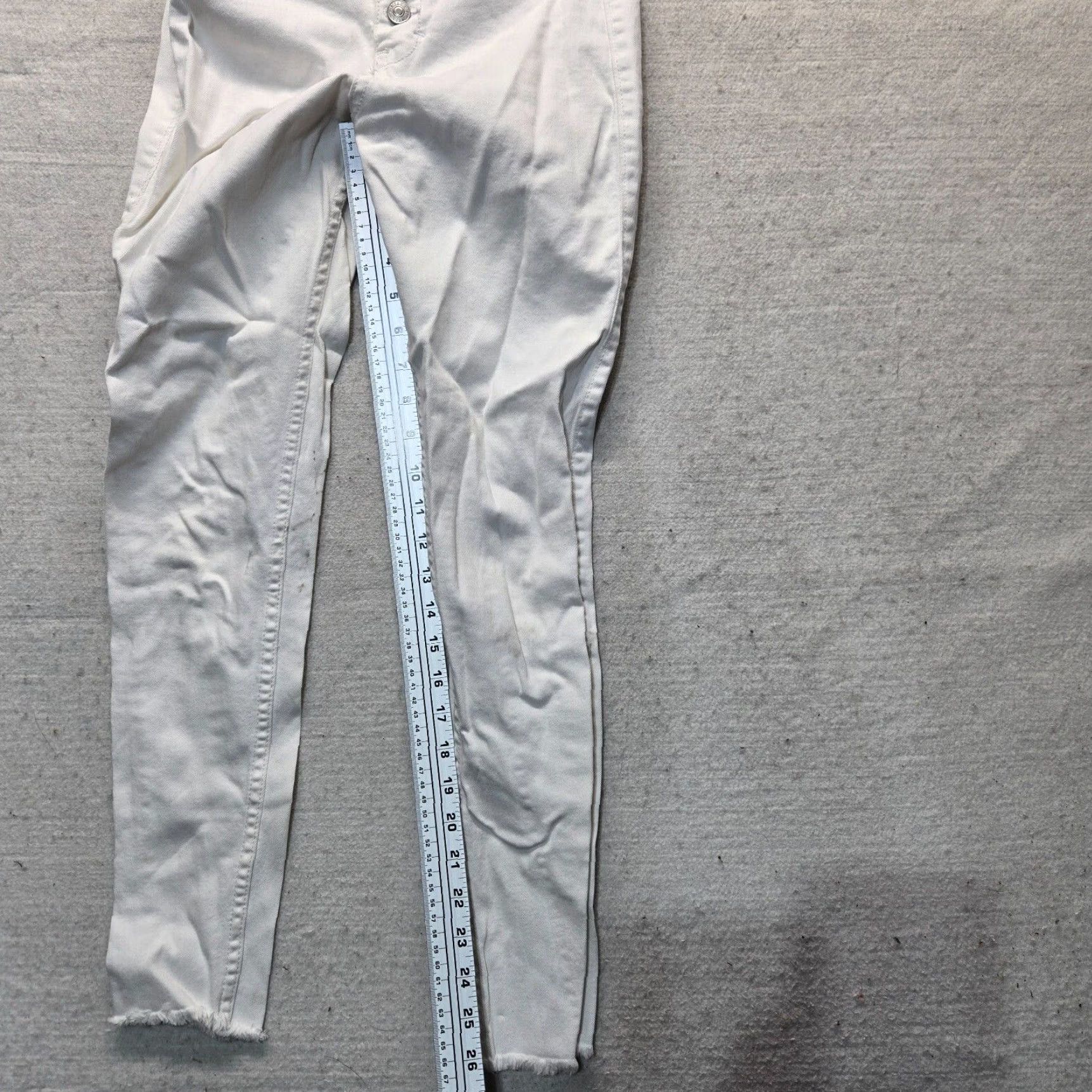Abercrombie & Fitch Abercrombie & Fitch Solid White Skinny Denim Pants Womens 2 Waist 26 Inseam 30 Button Front Flat Front Ankle 30 Size 26" / US 2 / IT 38 - 6 Thumbnail