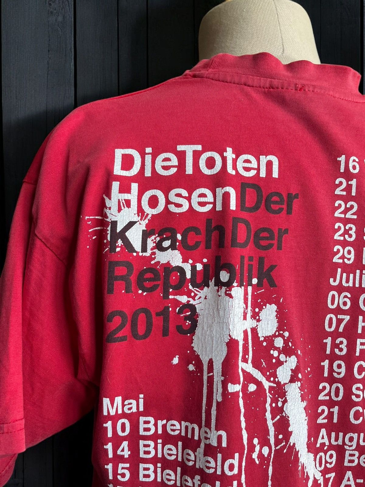 Band Tees Red T-shirt Die Toten Hosen tour Der Krach der Republik“ Size US M / EU 48-50 / 2 - 4 Thumbnail