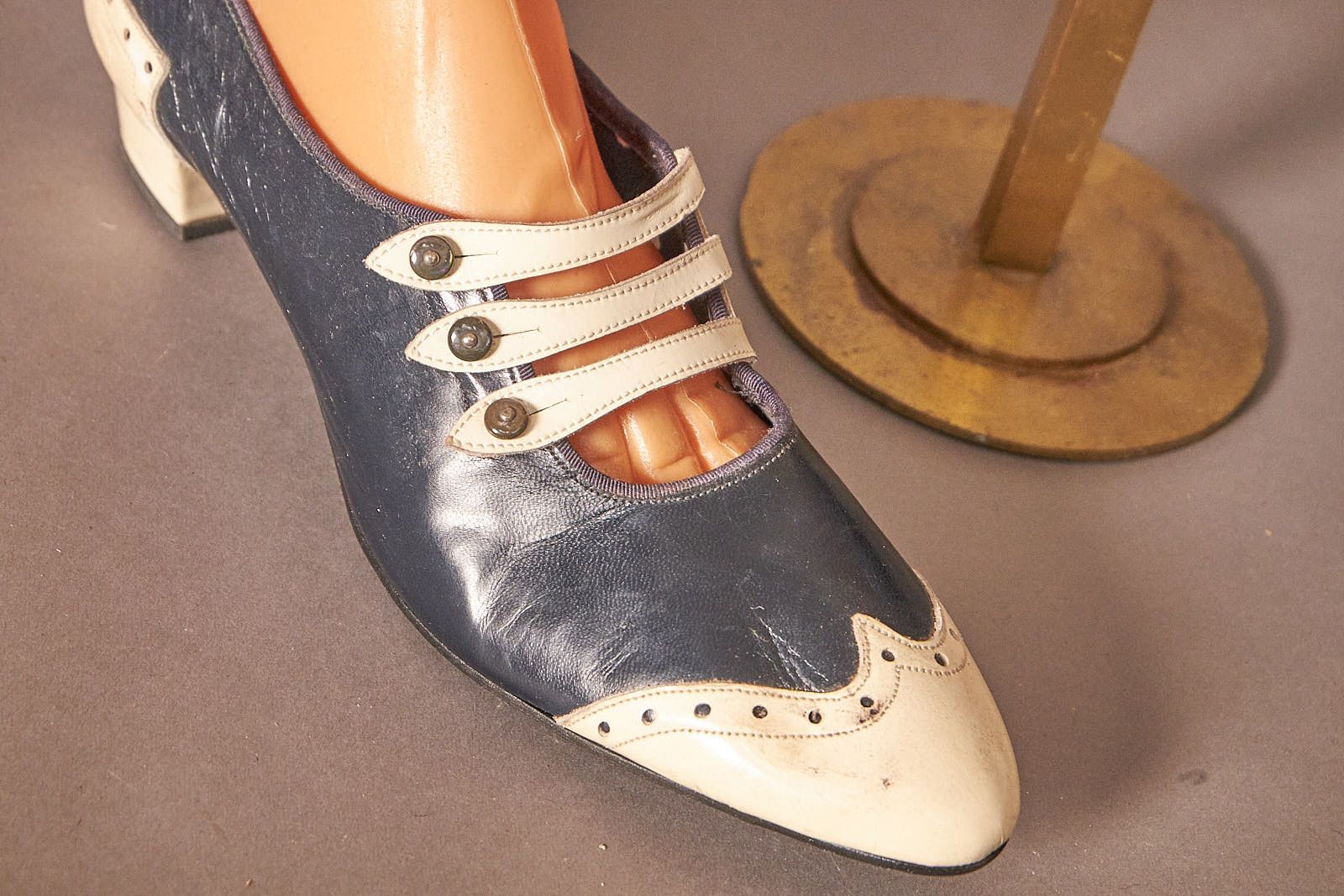 Vintage 1960s Navy and White Oxford Wingtip Saddle Shoes Heels Size US 10 / IT 40 - 7 Thumbnail