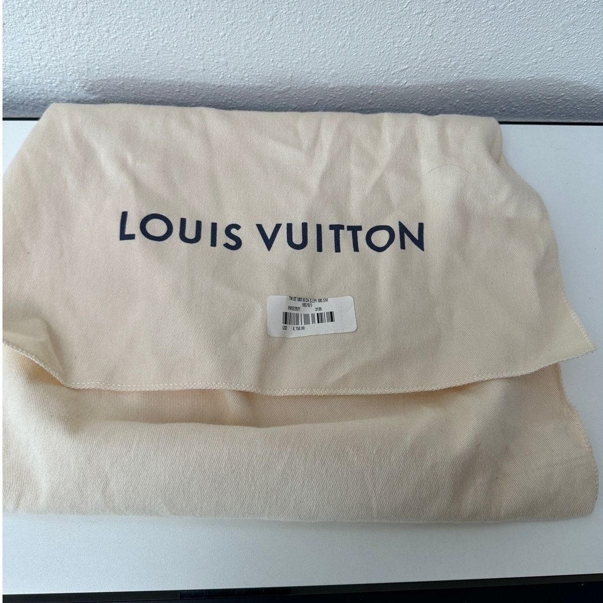 Louis Vuitton Louis Vuitton Twist MM Shoulder Bag – Emerald Epi Leather Size ONE SIZE - 20 Thumbnail