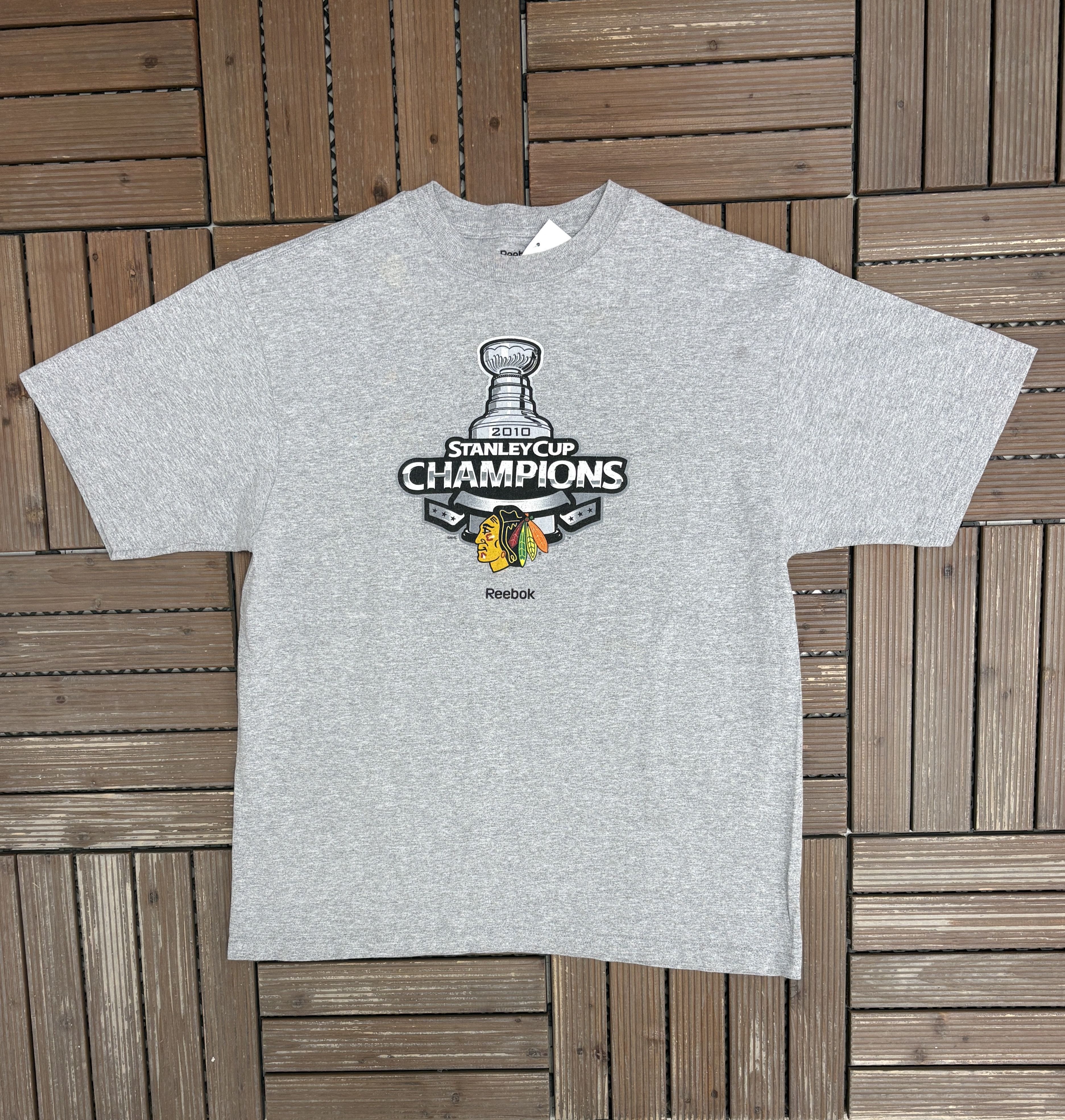 Vintage Chicago Blackhawks Stanley Cup Champs 2010 Grey Tee Size US L / EU 52-54 / 3 - 1 Thumbnail