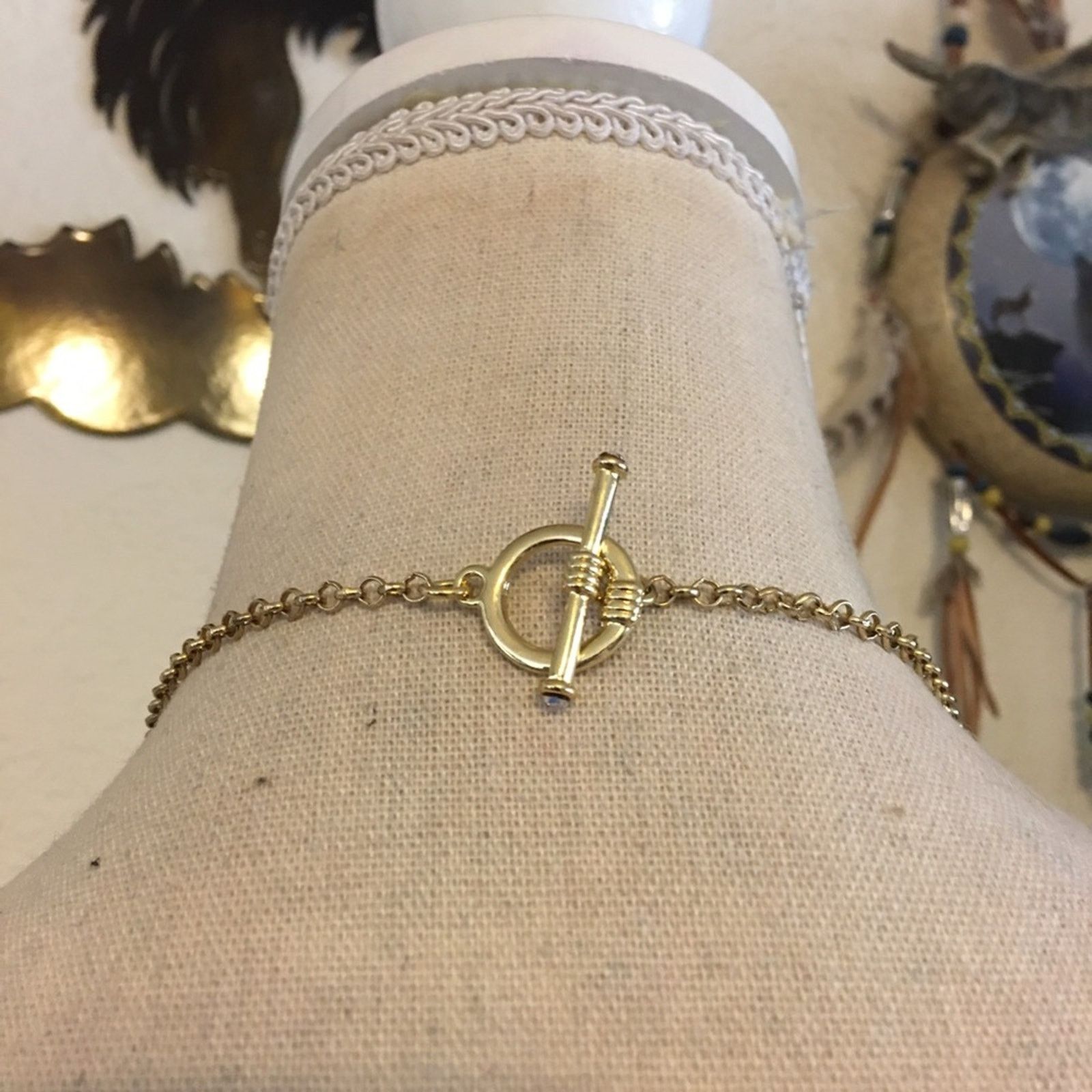 Jewelry Gold tone cut out pattern pendant on chain link Size ONE SIZE - 5 Thumbnail