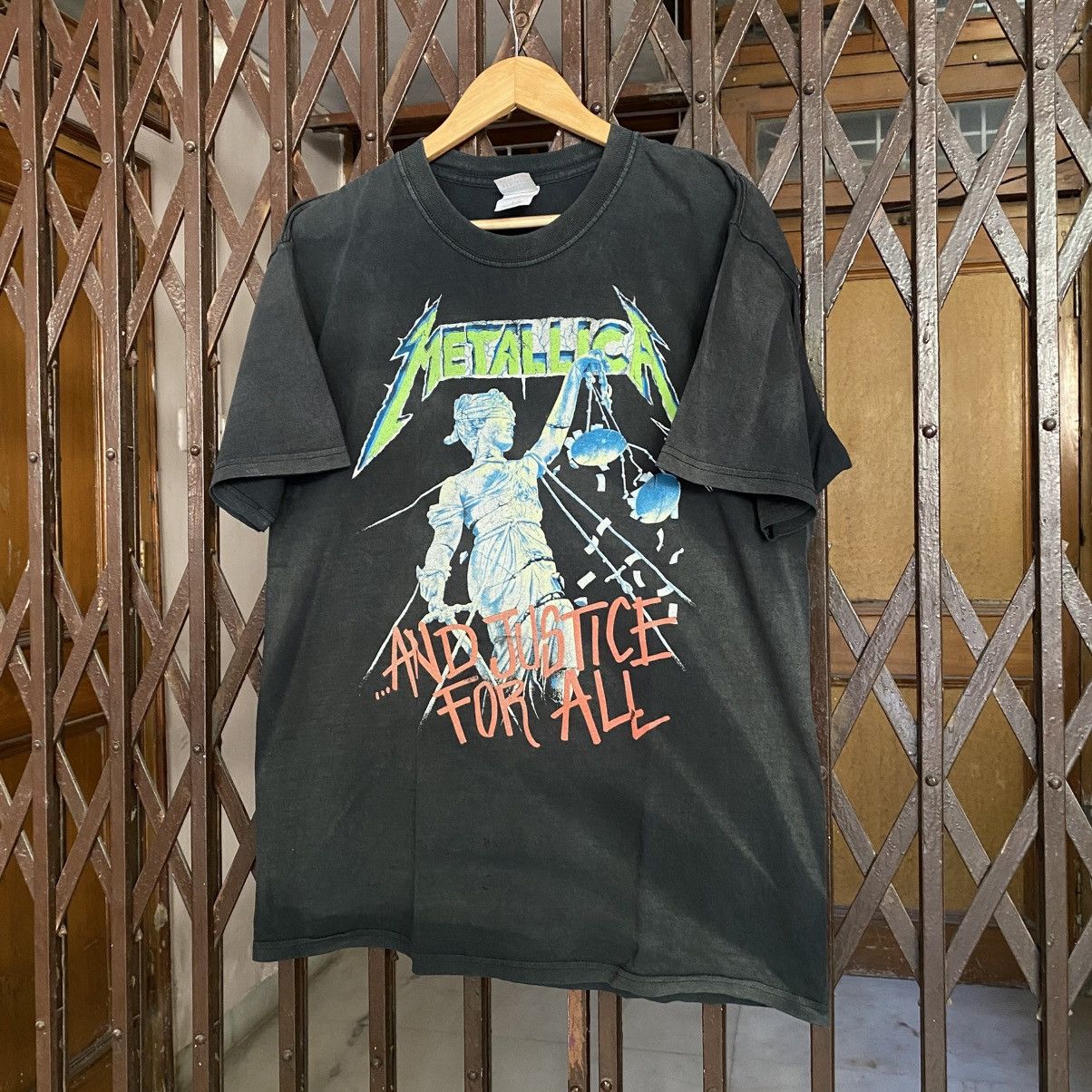 Metallica Vintage Metallica "...And Justice for All" t-shirt Size US L / EU 52-54 / 3 - 2 Thumbnail