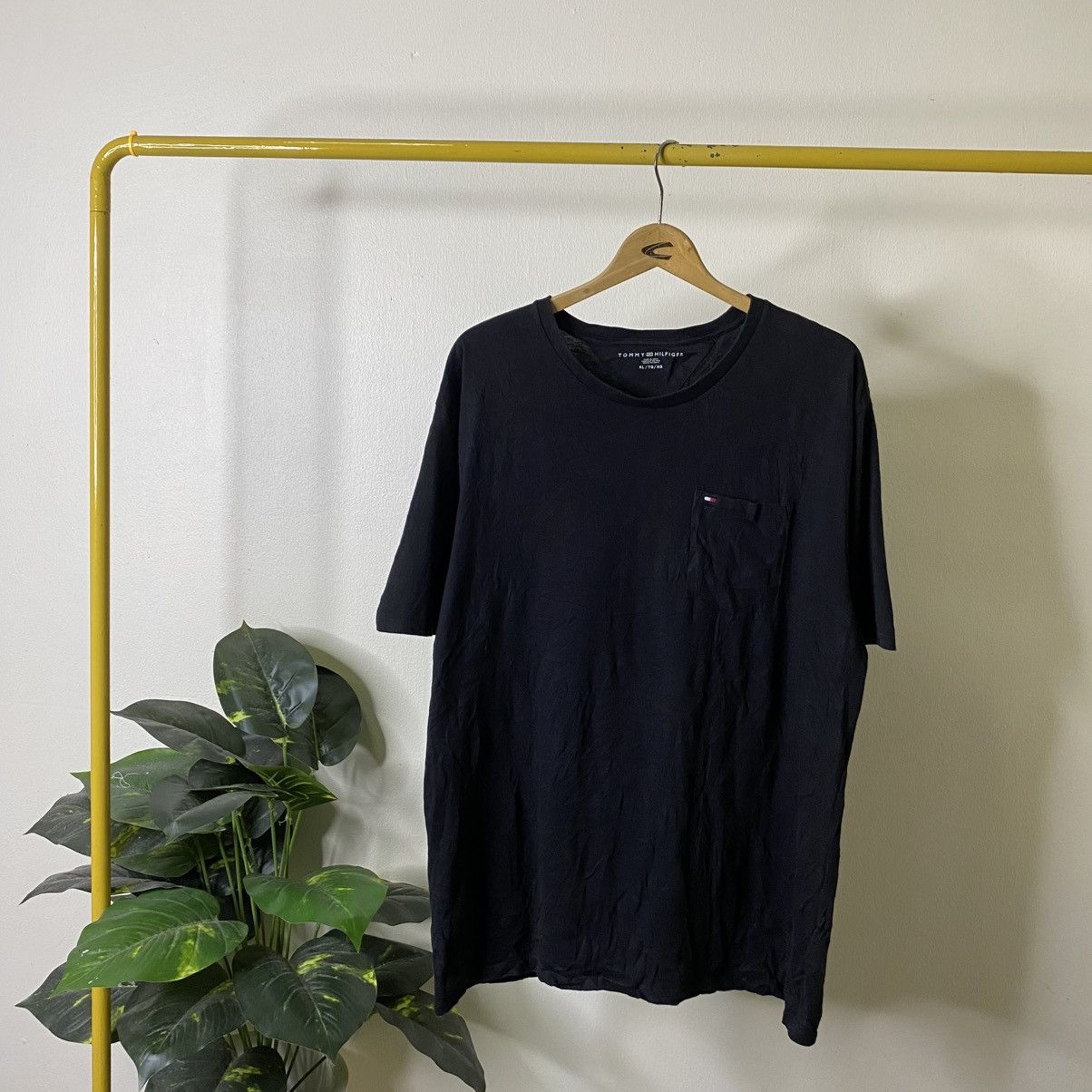 Tommy Hilfiger Tommy Hilfiger Single Pocket Black Blank T Shirt Size US XL / EU 56 / 4 - 1 Thumbnail