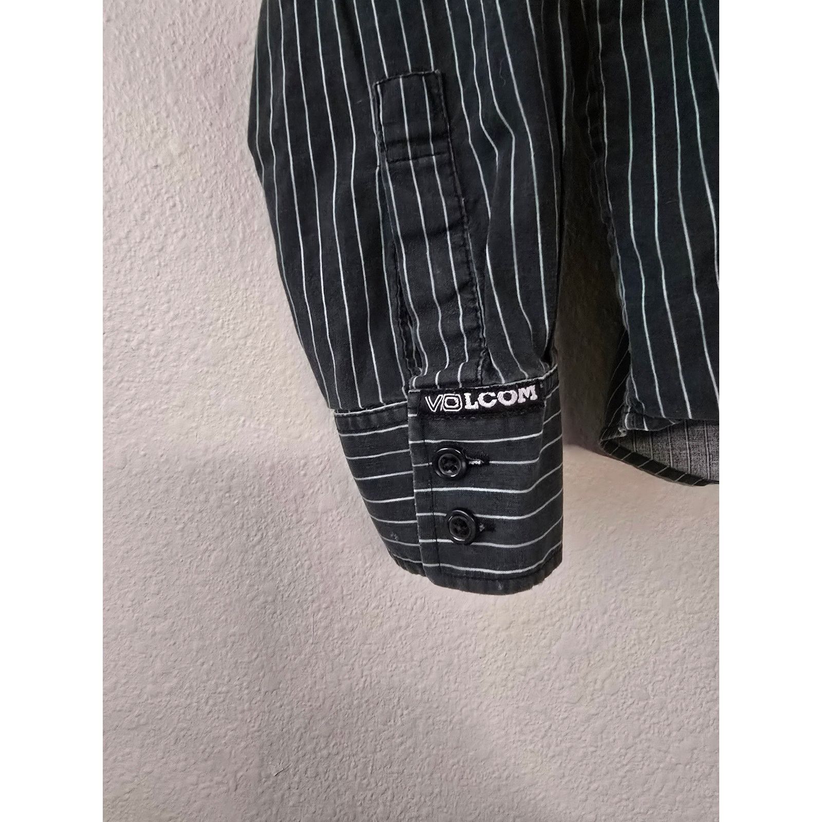 Other Volcom Button Up Large Shirt Pinstripe Casual Black Skater Size US L / EU 52-54 / 3 - 2 Thumbnail