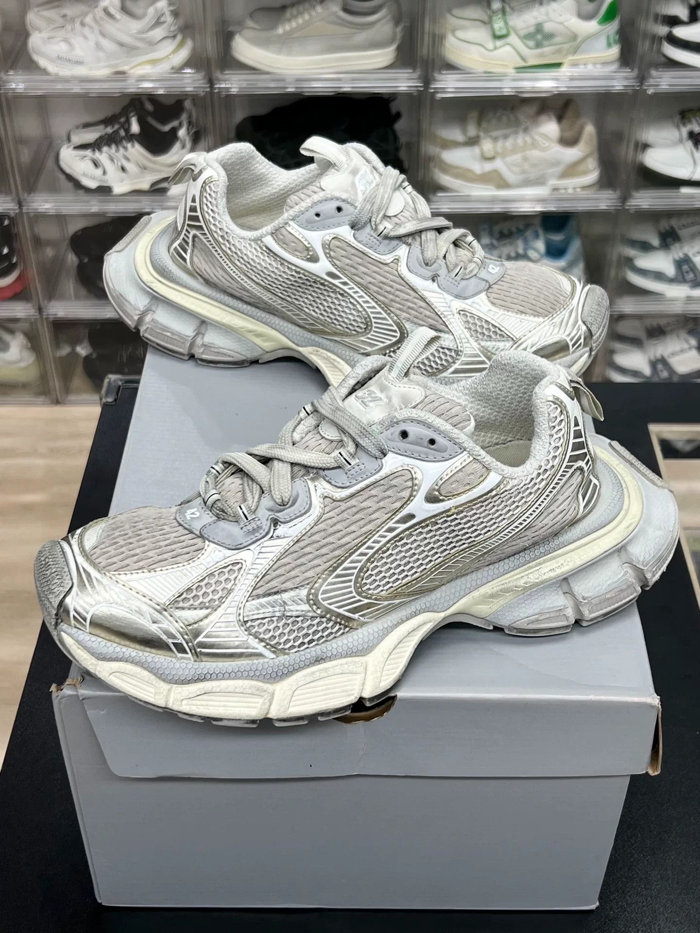 Balenciaga Balenciaga White Lowtop Sneakers 9 Men Size US 9 / EU 42 - 1 Thumbnail