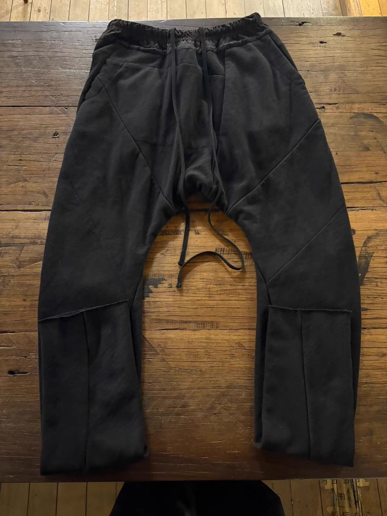 Julius JULIUS 16FW Black Draped Sabre Pleated Pants Ｑ25 Size US 32 / EU 48 - 1 Thumbnail