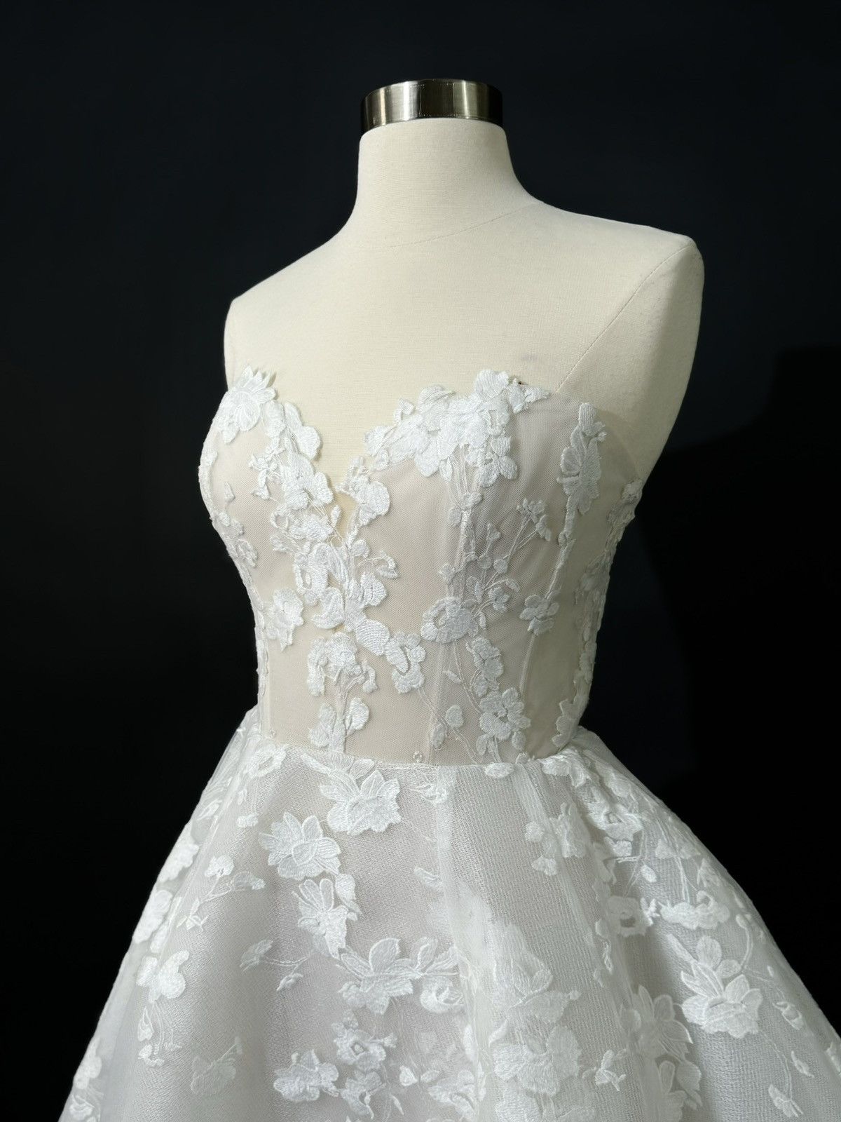 Other Preloved US 6 Anna Augusta Embroidery lace Bridal Gown Size M / US 6-8 / IT 42-44 - 3 Thumbnail
