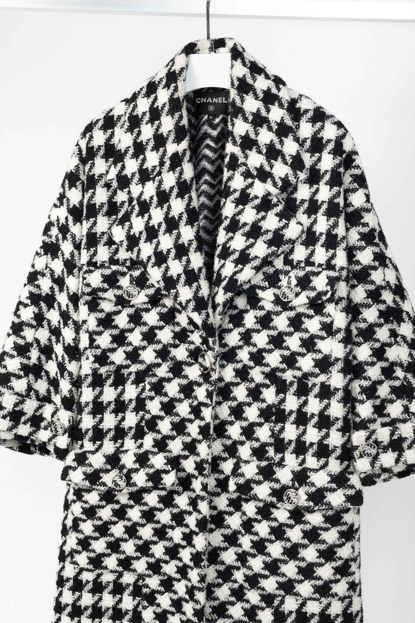 Chanel Chanel AW/19 Runway White/Black Houndstooth Wool-Tweed Coat Size S / US 4 / IT 40 - 3 Thumbnail