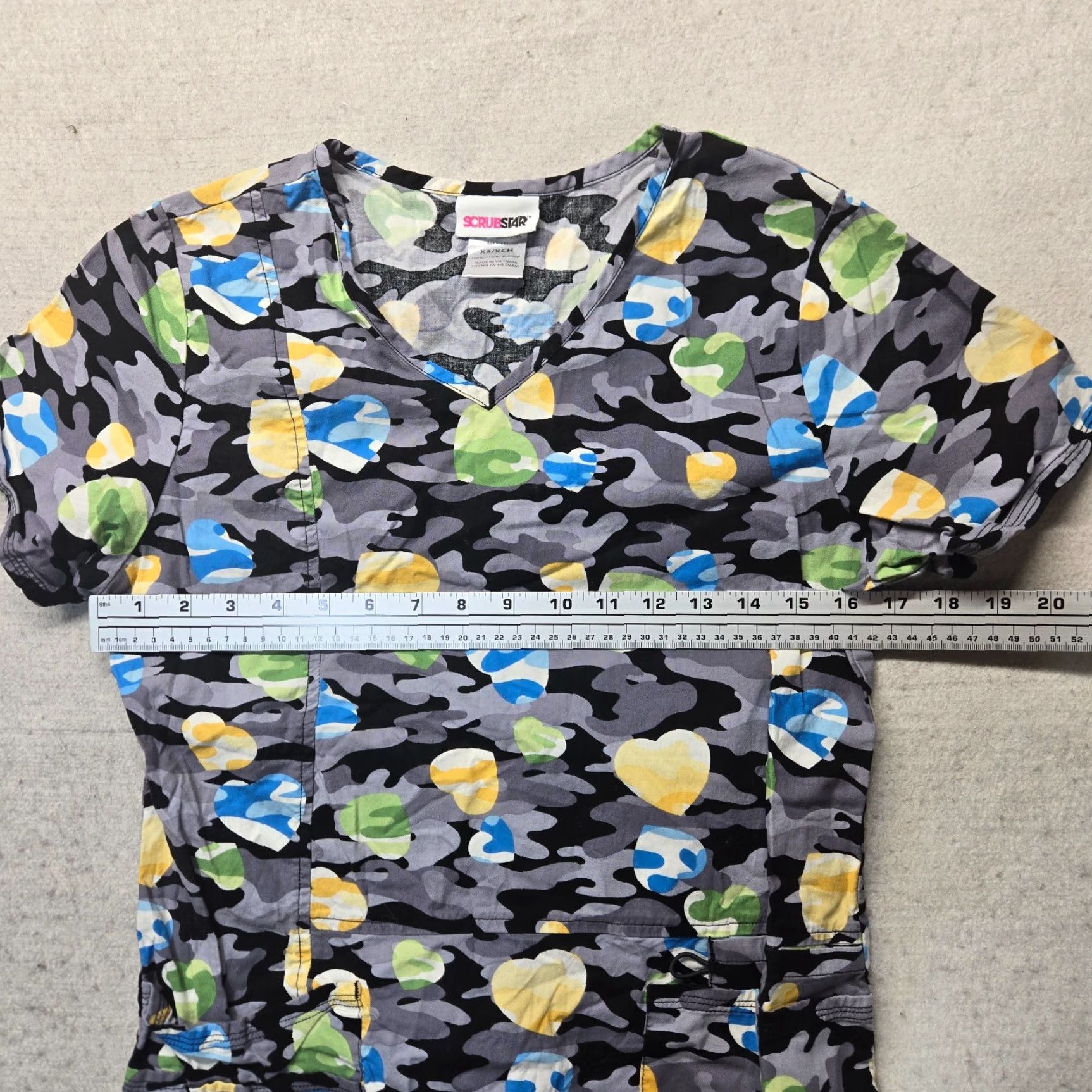 Vintage ScrubStar Scrubs Shirt Crew Neck Stretch Hearts Gray Camo Short Sleeve XS Shirt Women XS Gray Camouflage Pattern Medical Size US XS / EU 42 / 0 - 4 Thumbnail