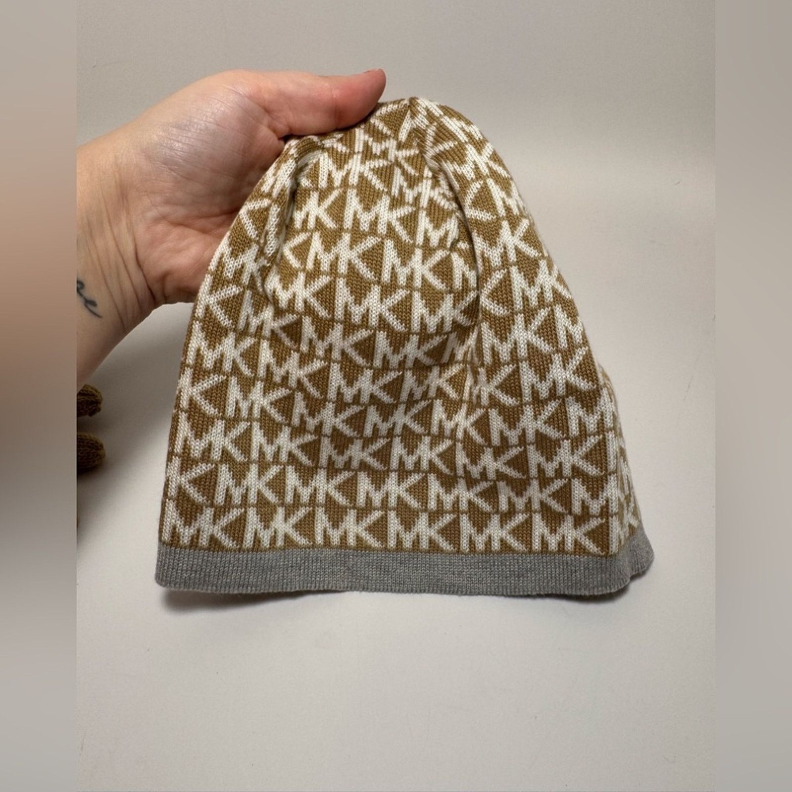 Michael Kors Michael Kors Matching Hat & Gloves Set Brown Gold White Logo Size ONE SIZE - 4 Thumbnail