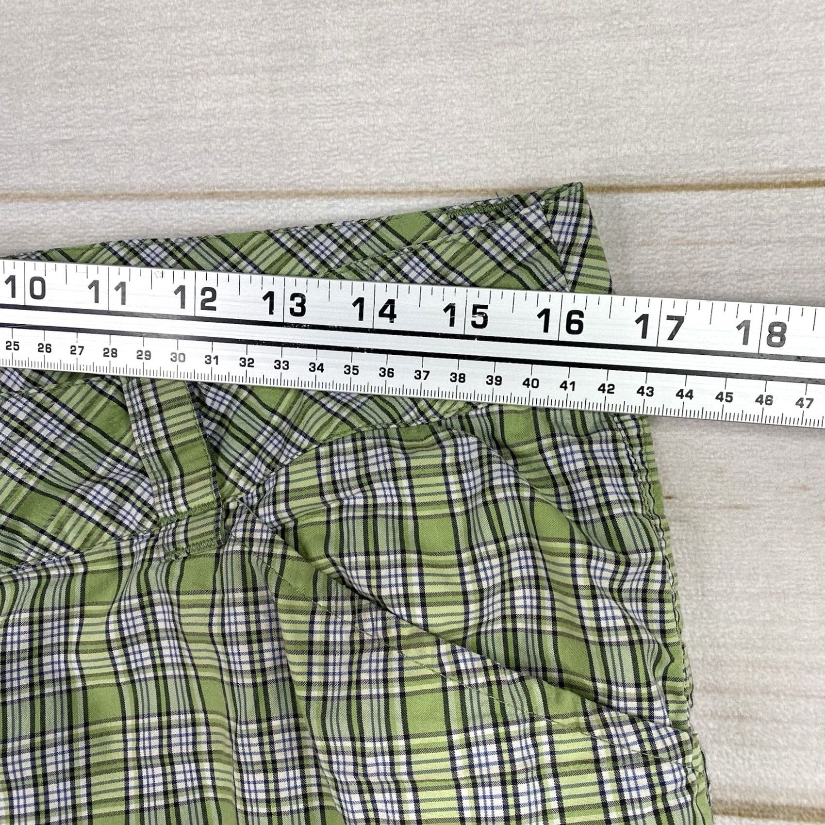 Vintage Lolë Lole Bermuda Shorts Womens 10 Green Plaid Roll Up Leg Stretch Water Resistant Bermuda shorts Green Plaid 10 Womens Size 32" / US 10 / IT 46 - 4 Thumbnail