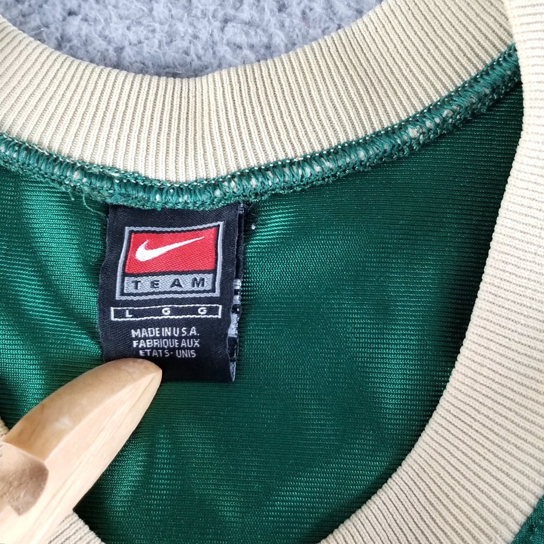 Nike VINTAGE Nike Jersey Adult Large Green Jesuit Christian Religious God Game 90s Mens Size US L / EU 52-54 / 3 - 3 Thumbnail