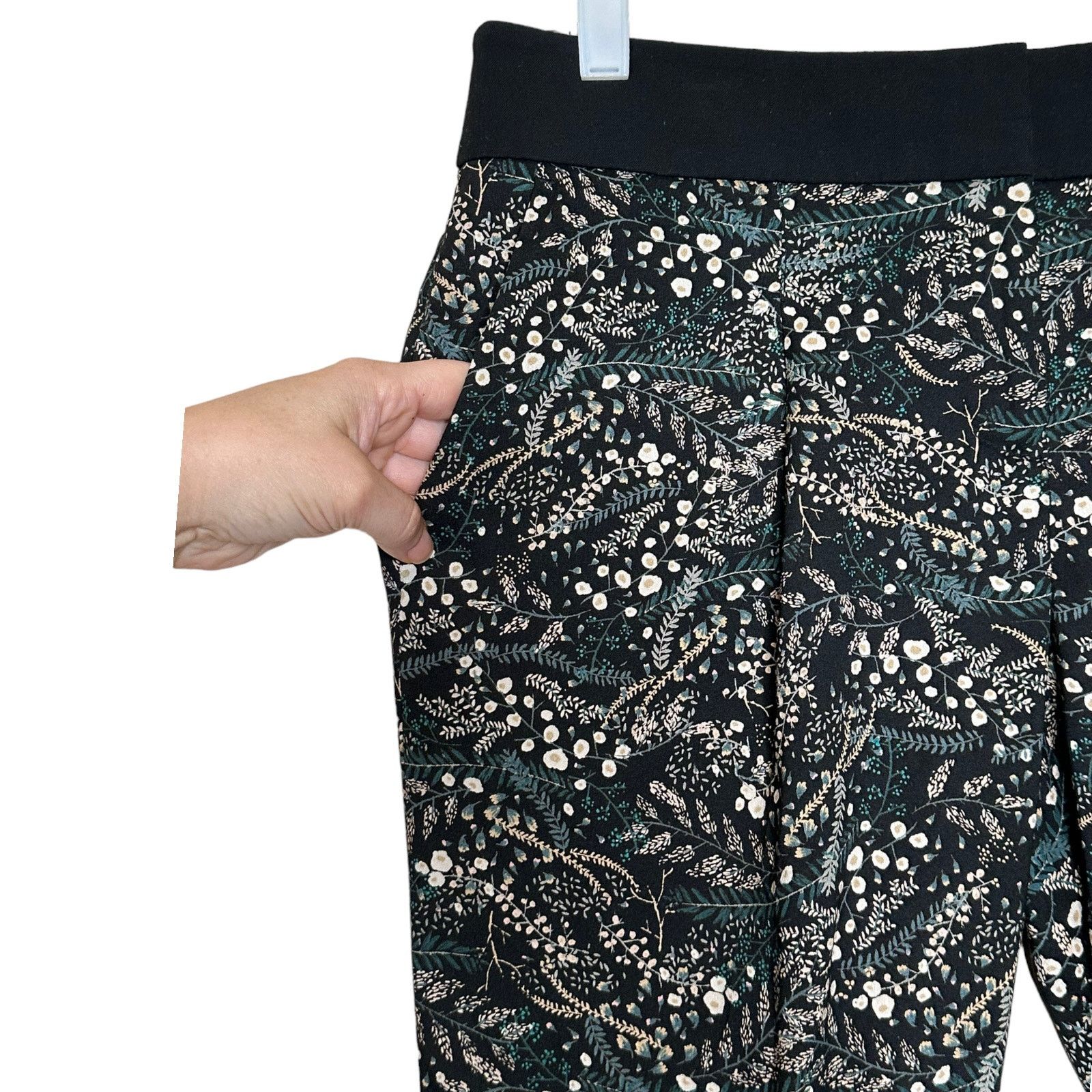 Loft Loft black green floral ankle pleated pants size 6P Size 32" / US 10 / IT 46 - 9 Thumbnail