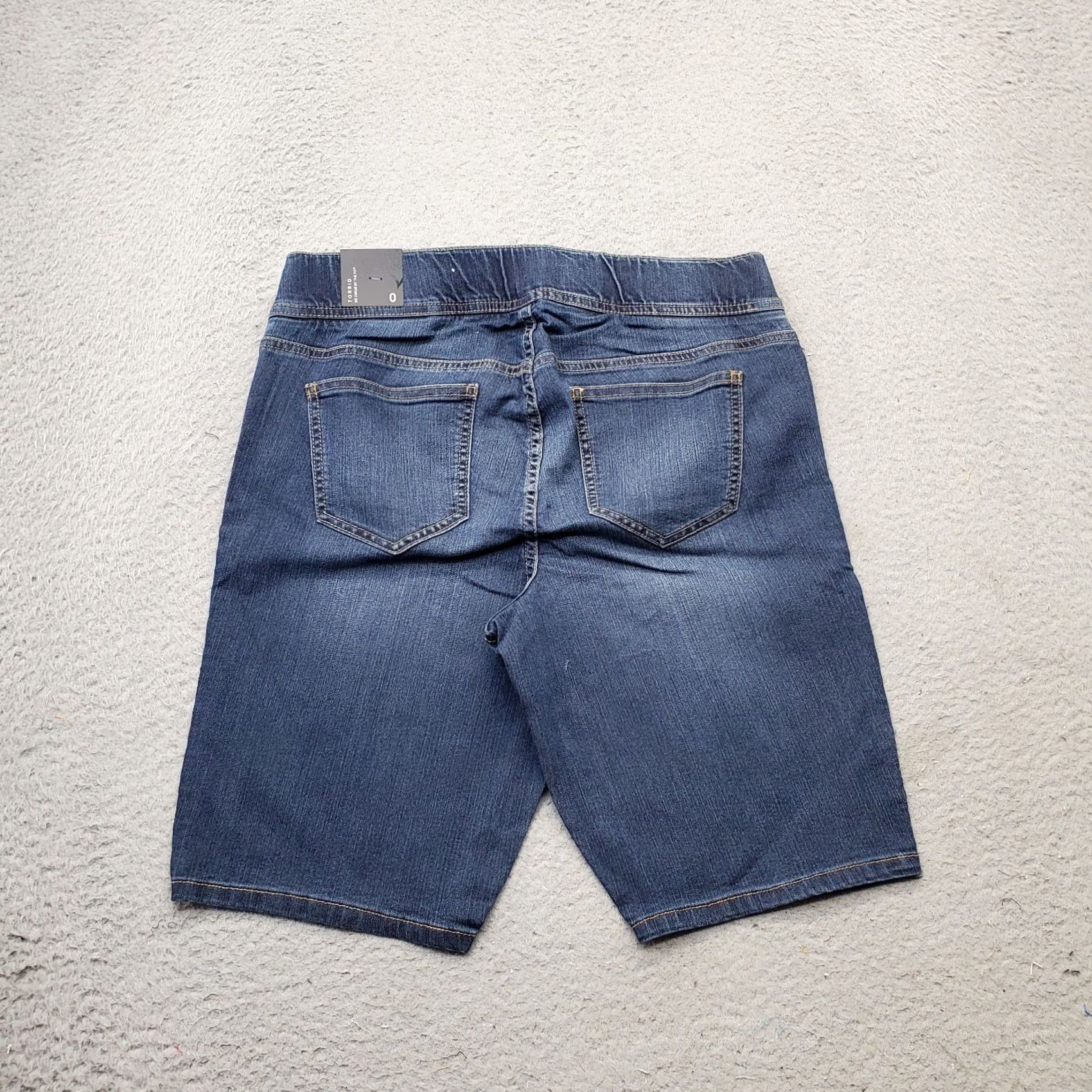 Torrid Torrid Bermuda Shorts Womens 0 Blue Denim Faded Stretch Pockets Inseam 10" Vintage: N/A Size 25" / US 0 / IT 36 - 2 Thumbnail