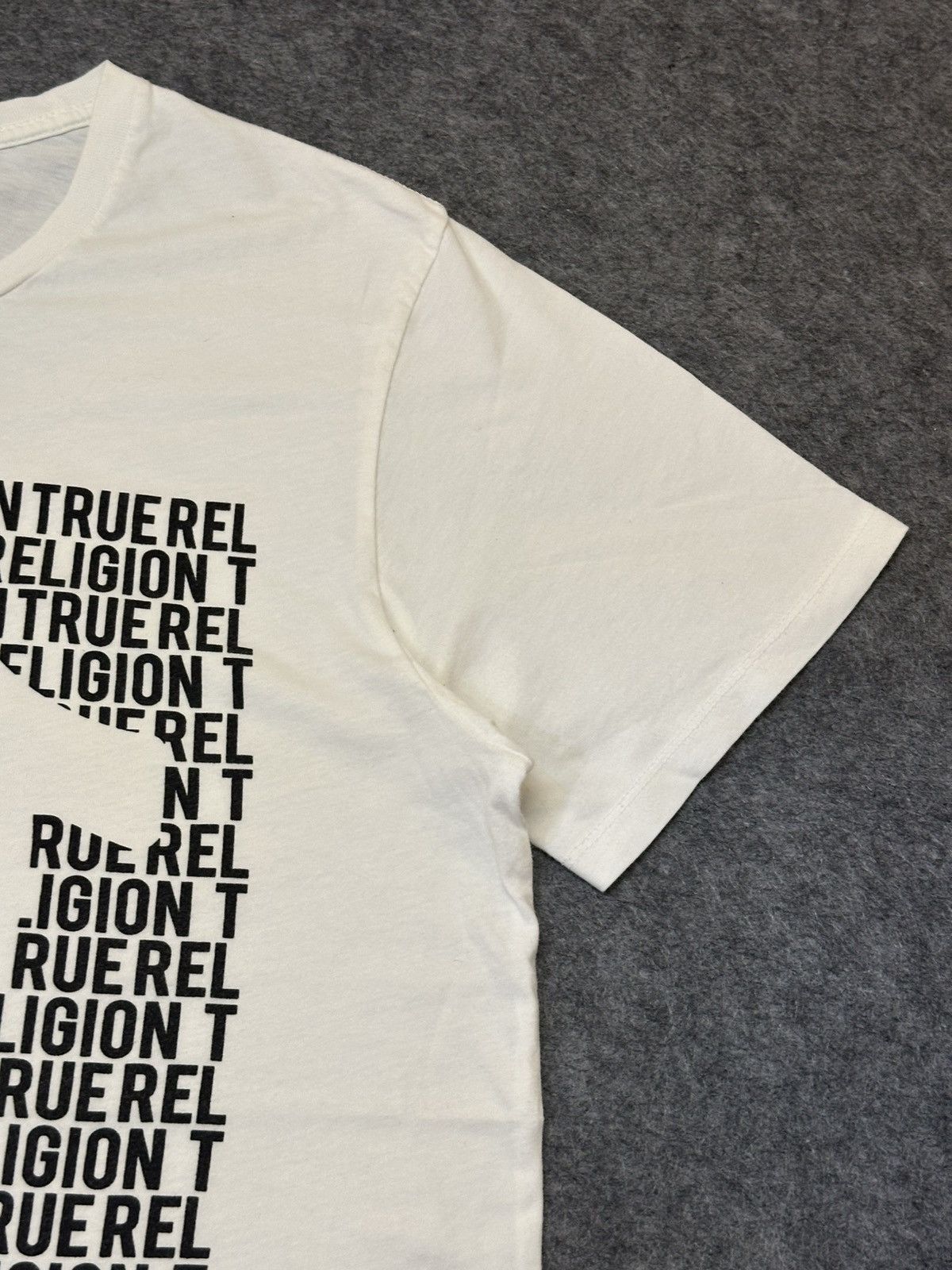 True Religion True Religion Script Tee featuring a graphic horseshoe logo. Size US S / EU 44-46 / 1 - 5 Thumbnail