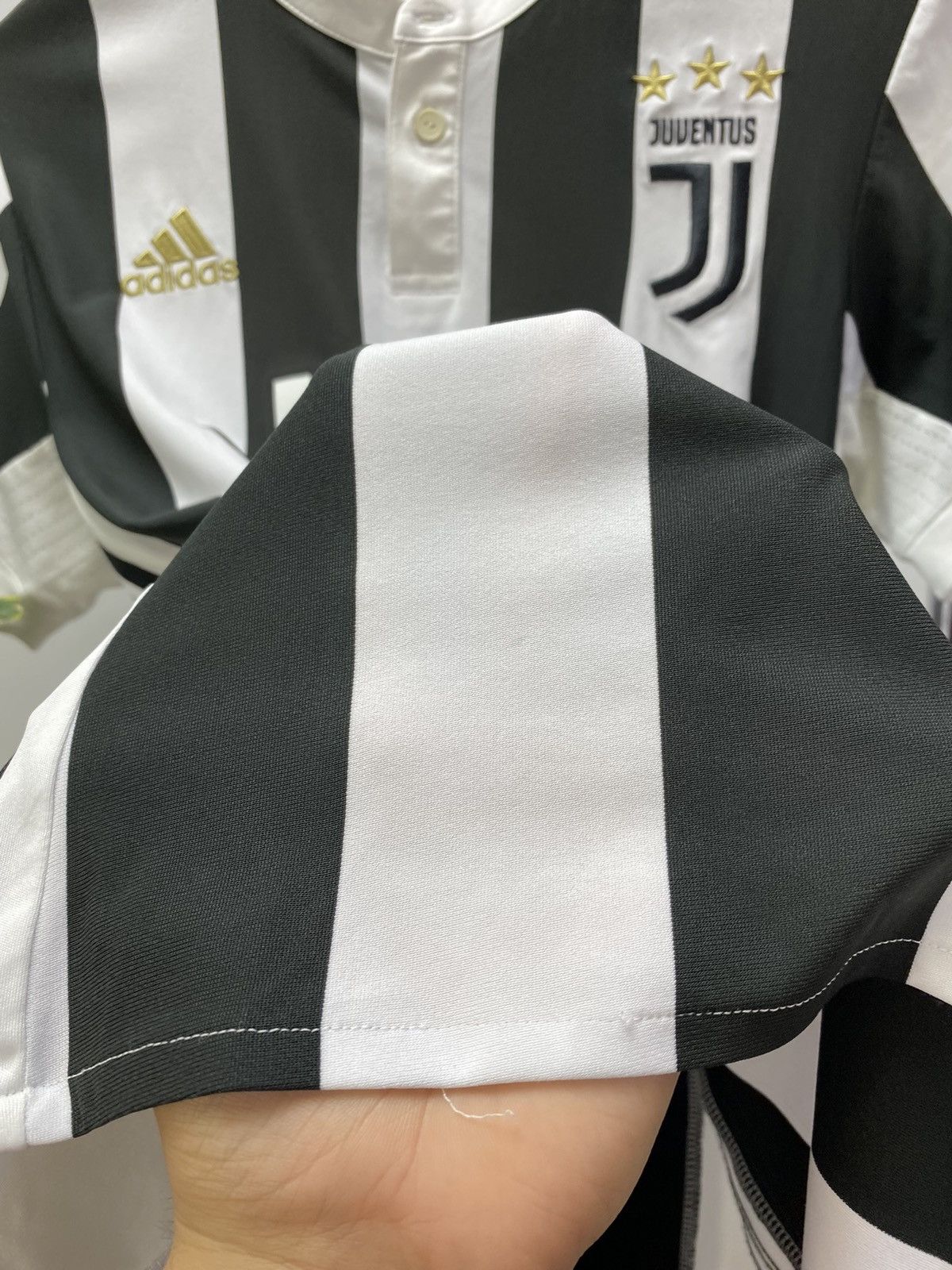 Adidas JUVENTUS ADIDAS 2017/2018 FOOTBALL HOME JERSEY AND SHORTS Size US S / EU 44-46 / 1 - 5 Thumbnail