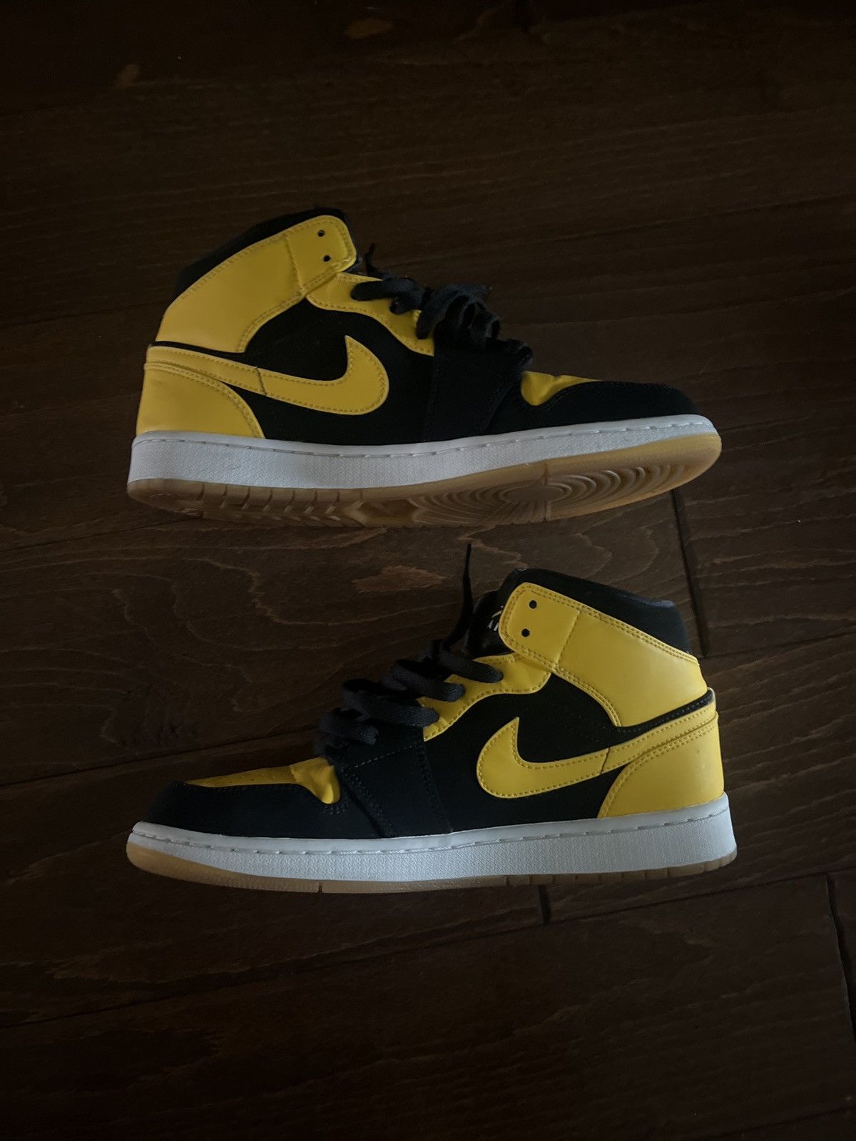 Jordan Brand Air Jordan 1 Mid Size US 9 / EU 42 - 2 Thumbnail