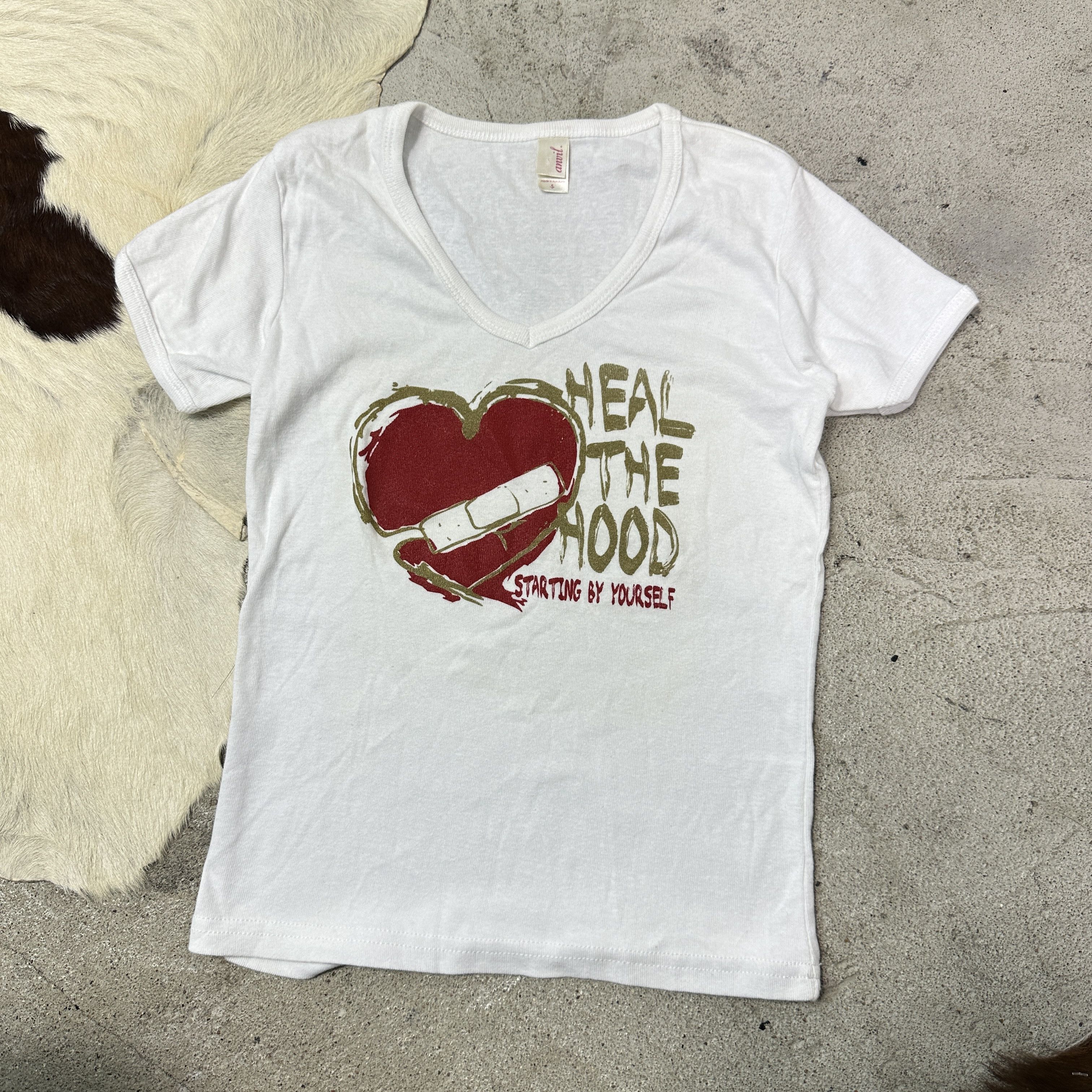 Vintage Vintage Streetwear Heal the Hood Heart Printed T-shirt Y2K Size S / US 4 / IT 40 - 2 Thumbnail