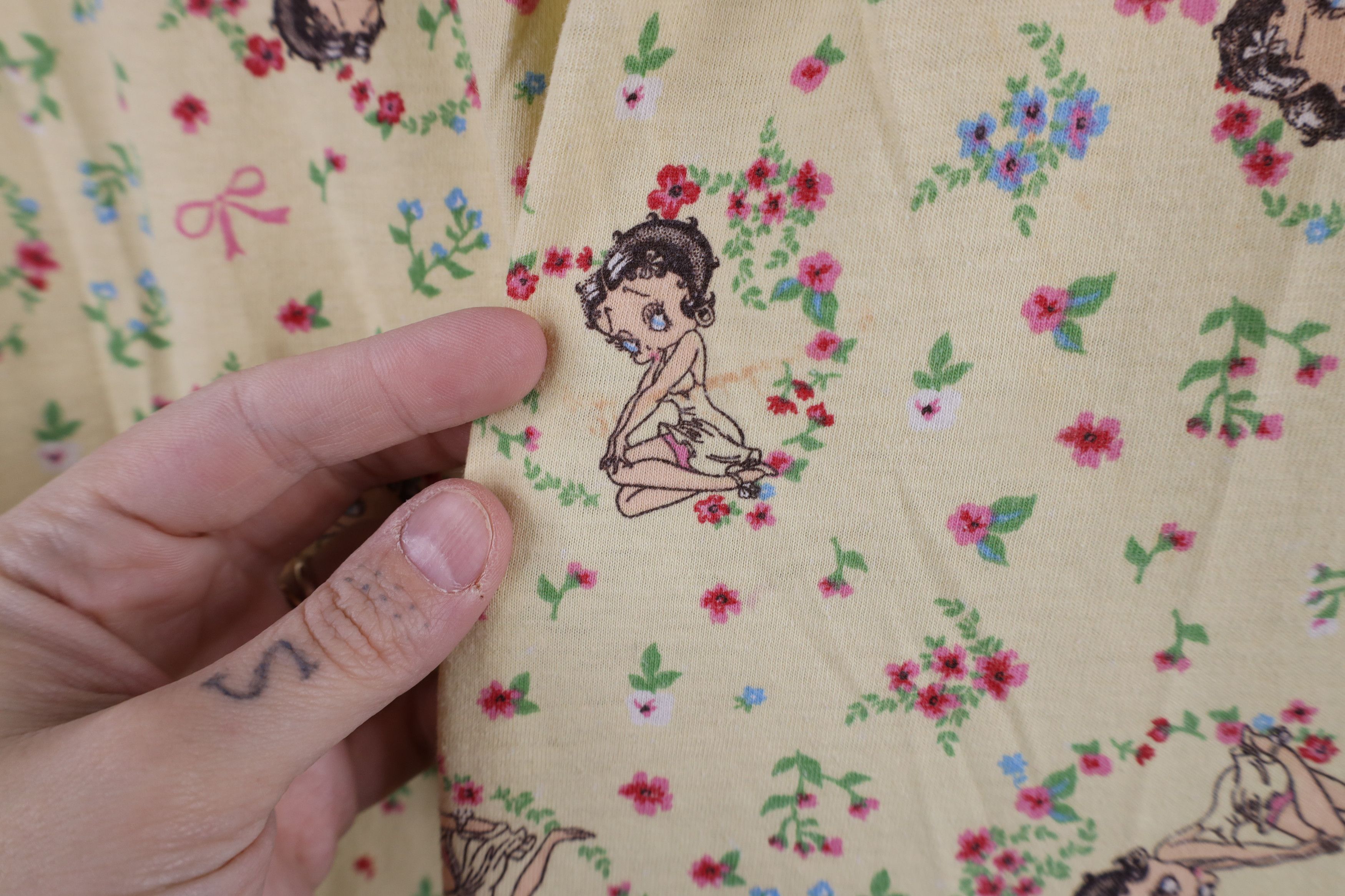 Vintage Vintage Y2K Betty Boop Over Print Flower Night Gown T-Shirt Size M / US 6-8 / IT 42-44 - 8 Thumbnail