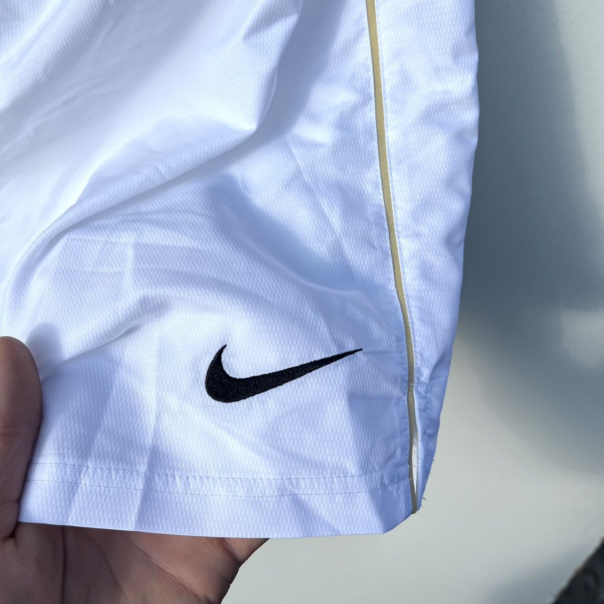 Nike MANCHESTER UNITED NIKE 2006/2007 FOOTBALL AWAY SHORTS Size US 32 / EU 48 - 3 Thumbnail