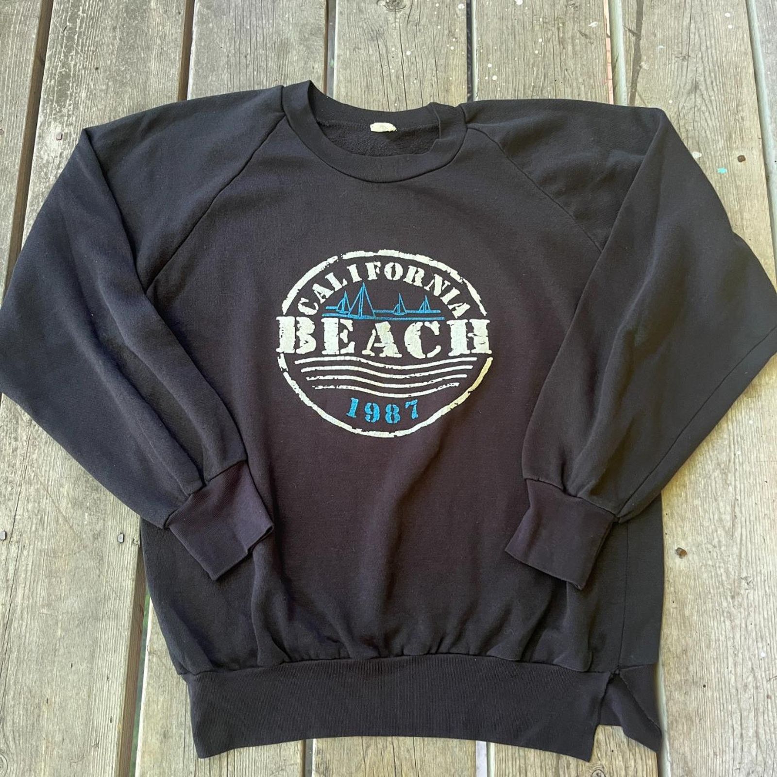 Vintage Vintage 80s Black California Beach Sweatshirt Raglan Sz M Size US M / EU 48-50 / 2 - 1 Thumbnail