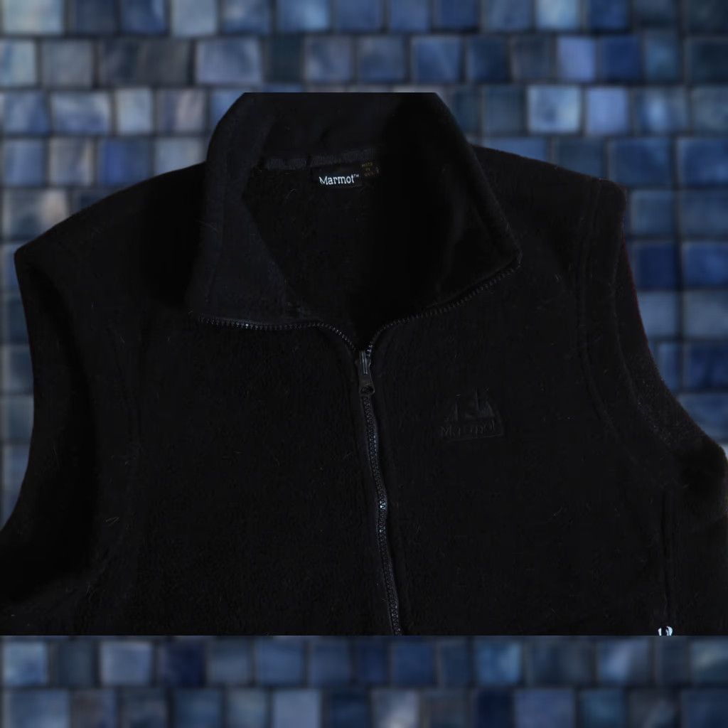 Marmot VINTAGE Marmot Vest Full Zip Outdoor Hiking Camp Fleece Black Mens M USA Made Short 25" Lining Polyester Logo Pattern Solid Size US M / EU 48-50 / 2 - 1 Thumbnail