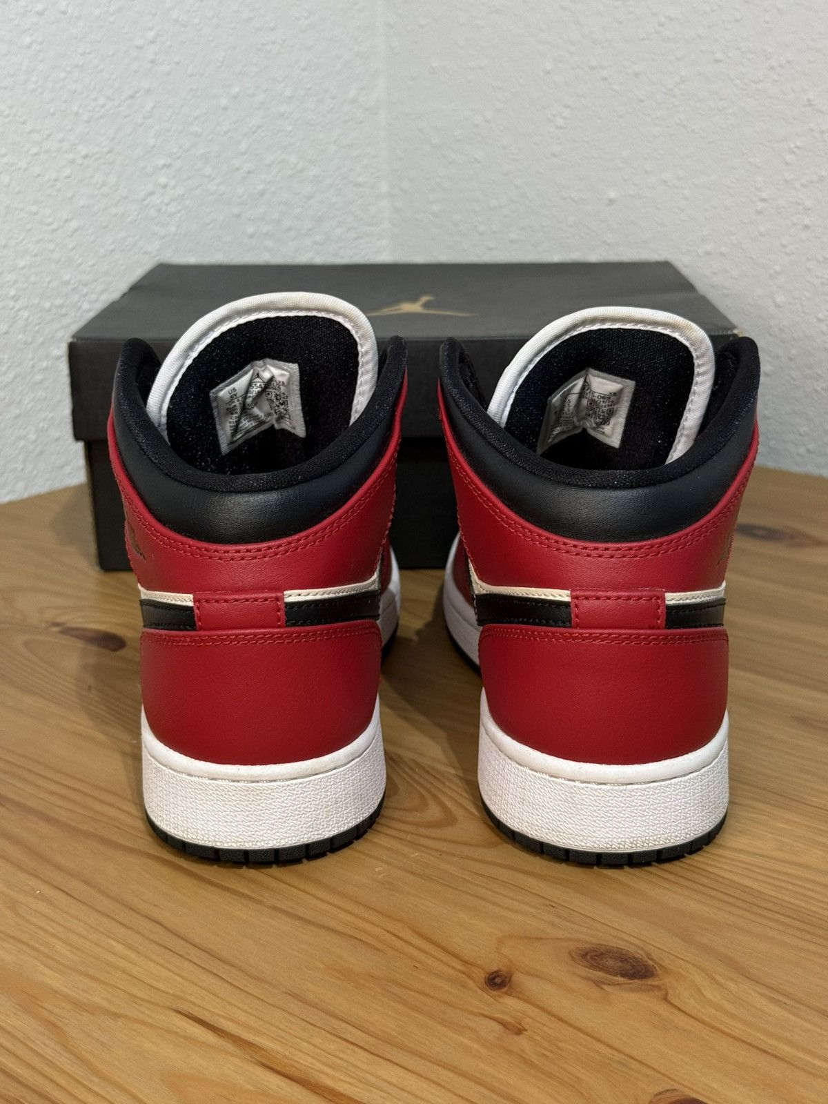 Jordan Brand × Nike Nike Air Jordan 1 Mid Chicago Black Toe size 5Y Women’s 7 Size US 7 / IT 37 - 3 Thumbnail